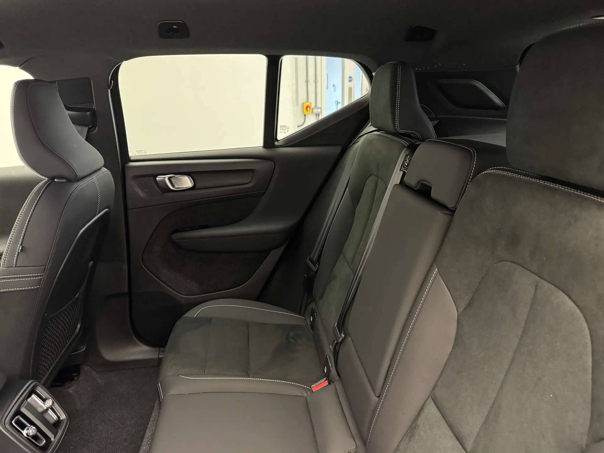 2025 VOLVO XC40 2025 VOLVO XC40