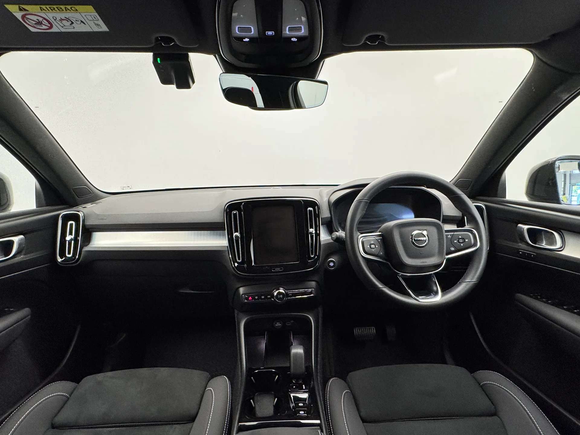 2025 VOLVO XC40 2025 VOLVO XC40