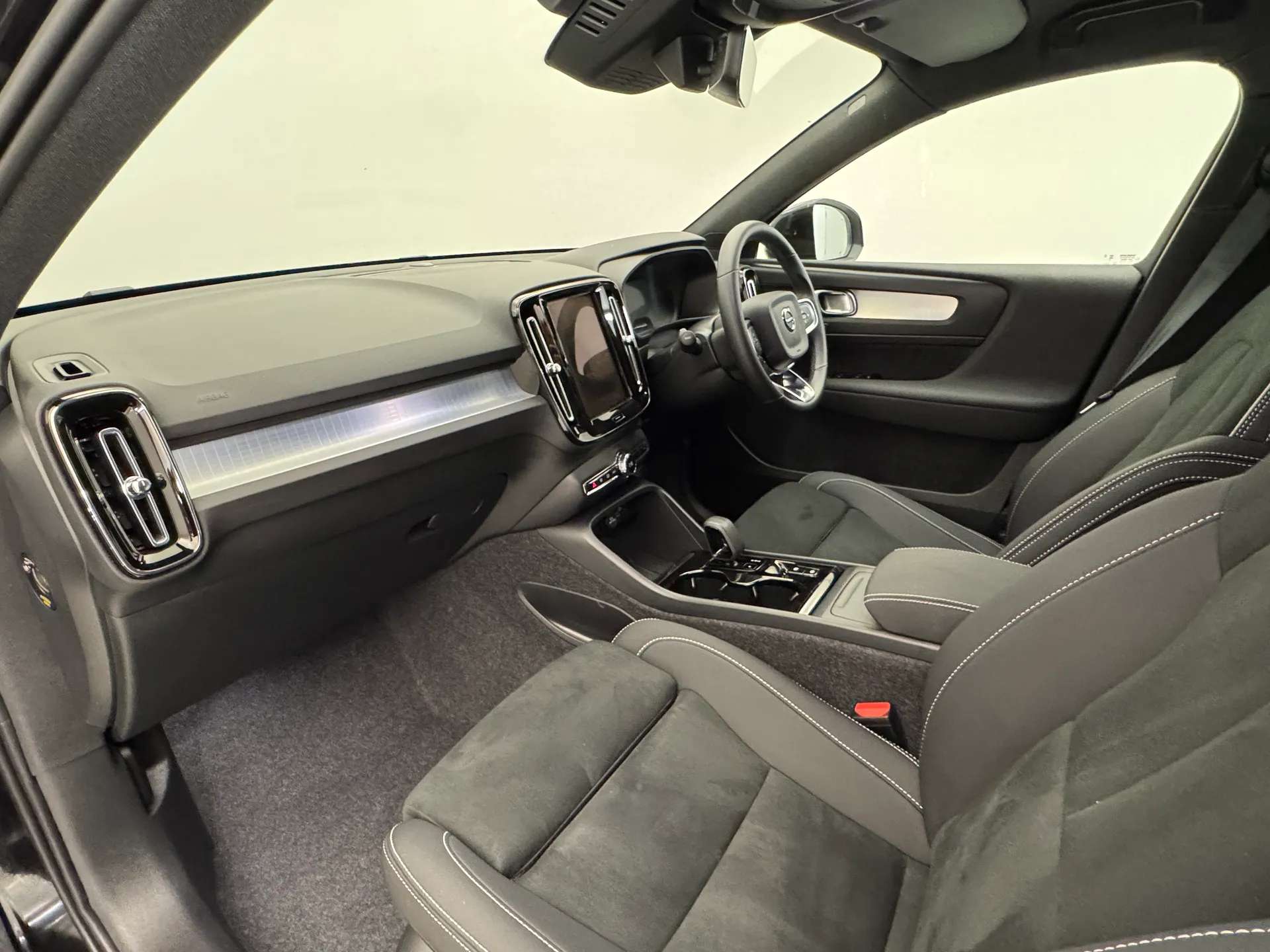 2025 VOLVO XC40 2025 VOLVO XC40