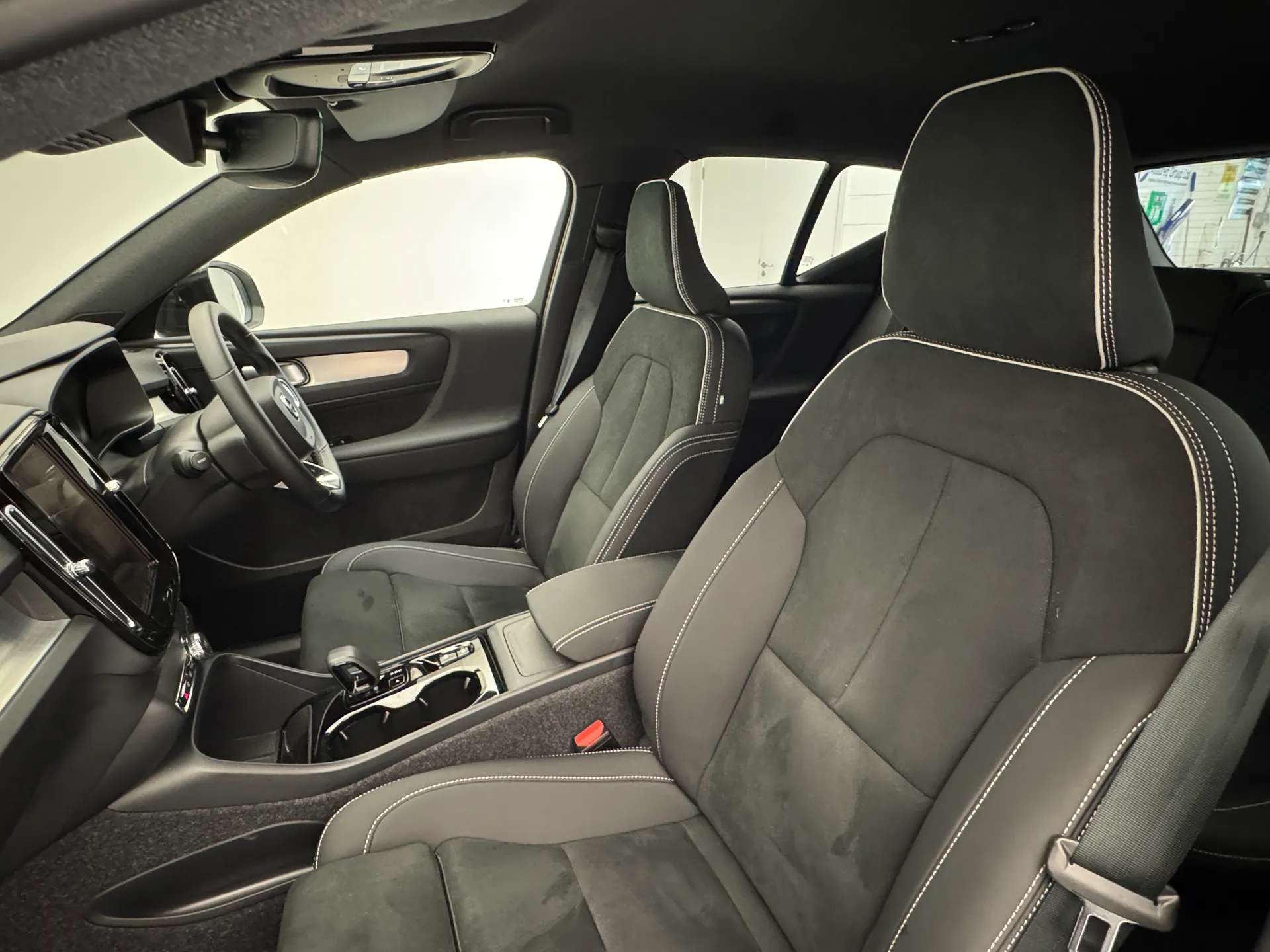 2025 VOLVO XC40 2025 VOLVO XC40