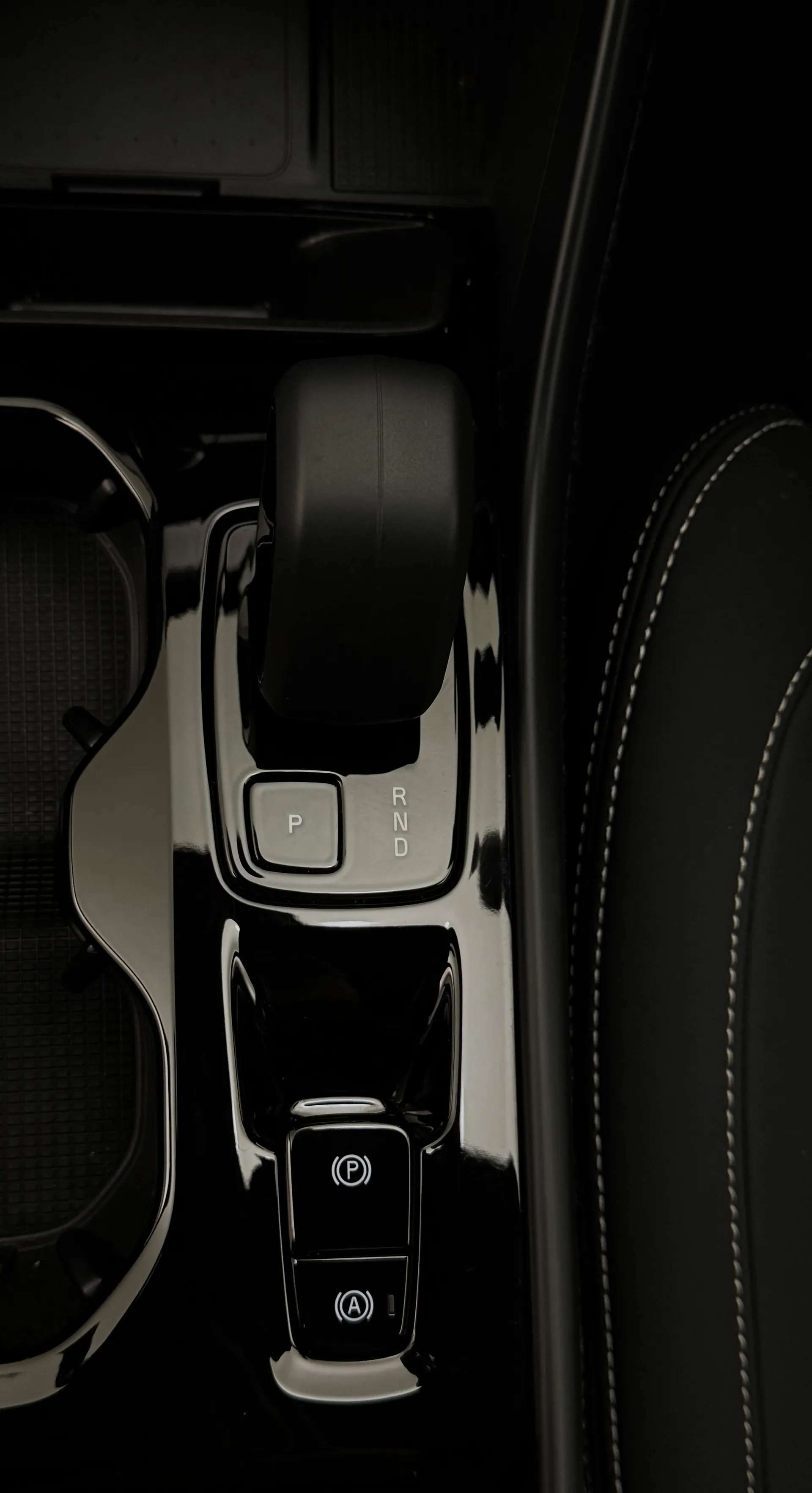 2025 VOLVO XC40 2025 VOLVO XC40