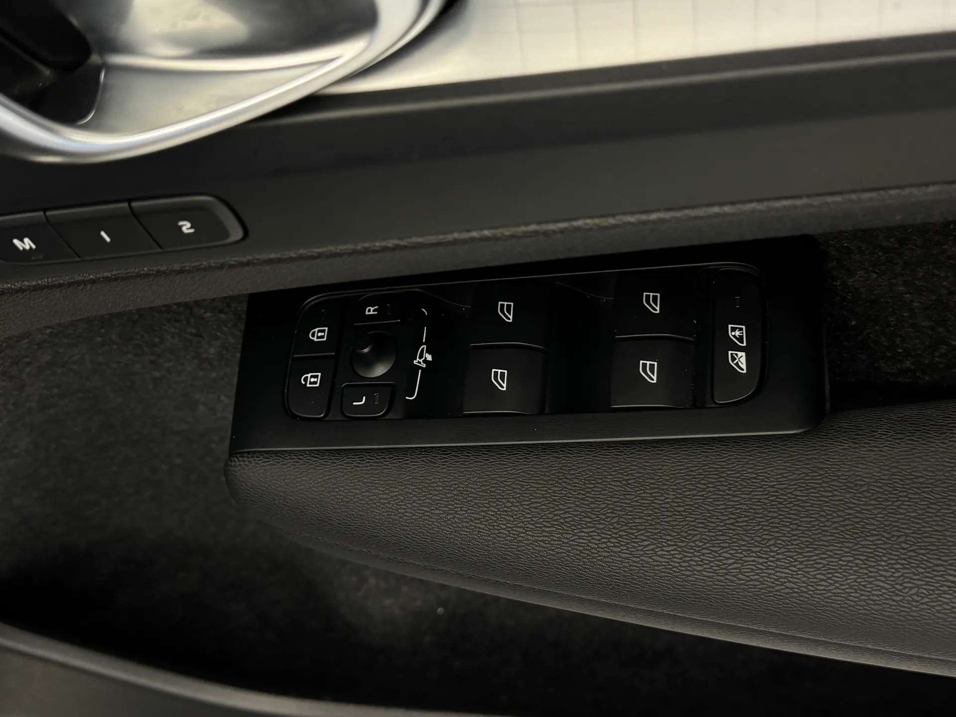 2025 VOLVO XC40 2025 VOLVO XC40