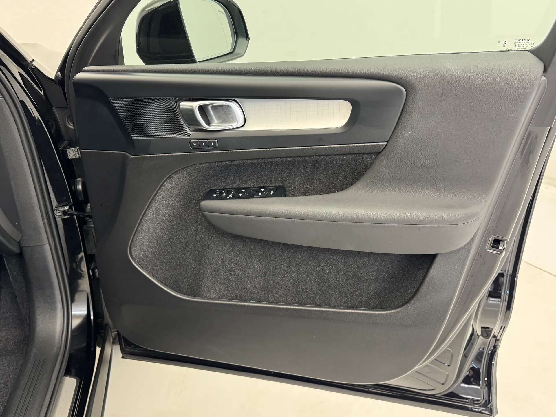 2025 VOLVO XC40 2025 VOLVO XC40