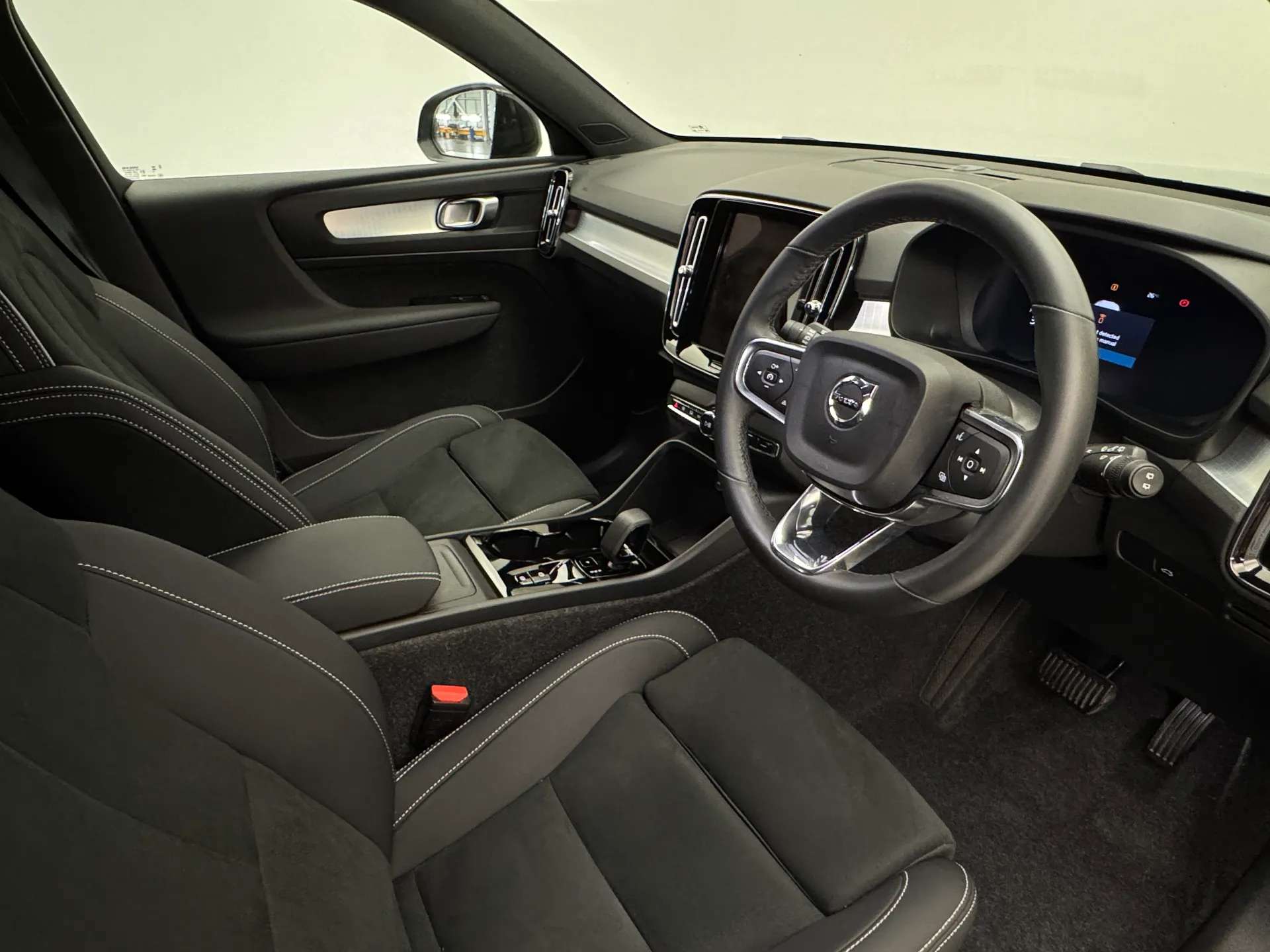 2025 VOLVO XC40 2025 VOLVO XC40
