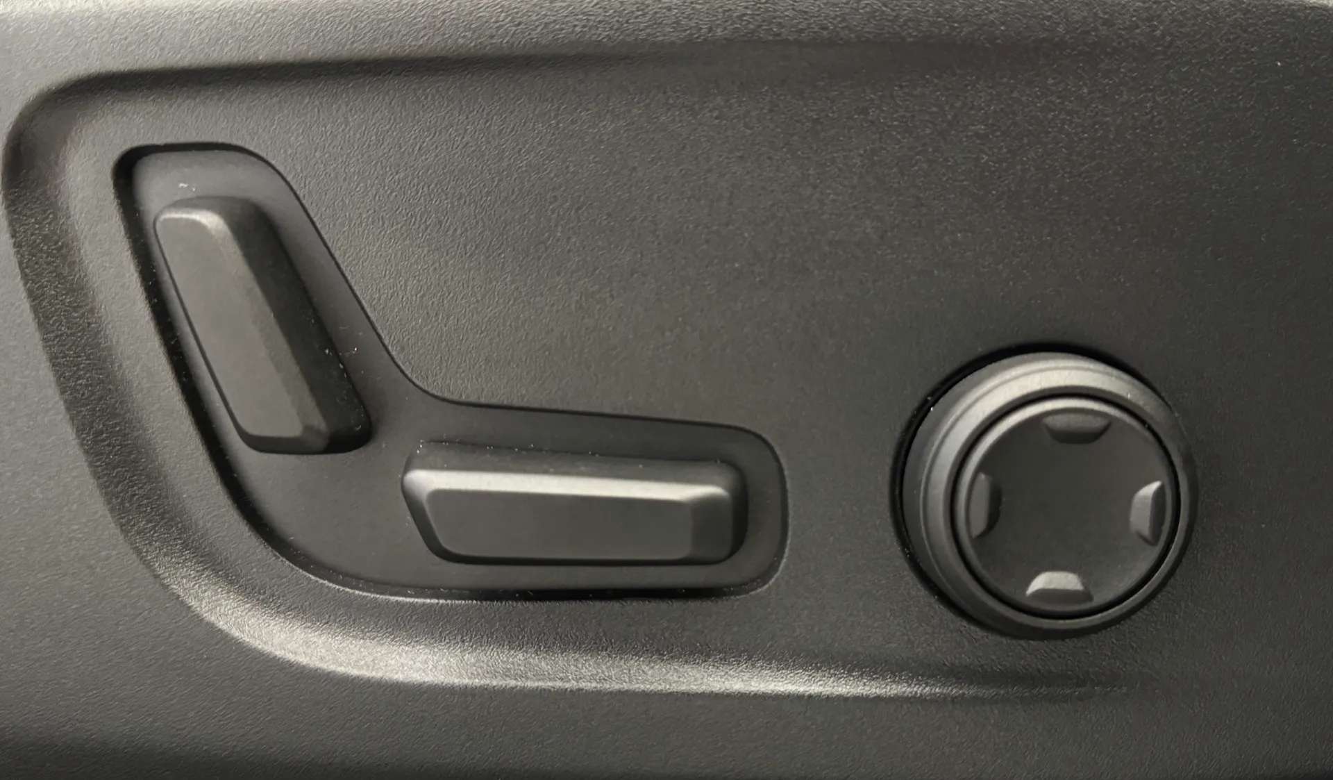 2025 VOLVO XC40 2025 VOLVO XC40