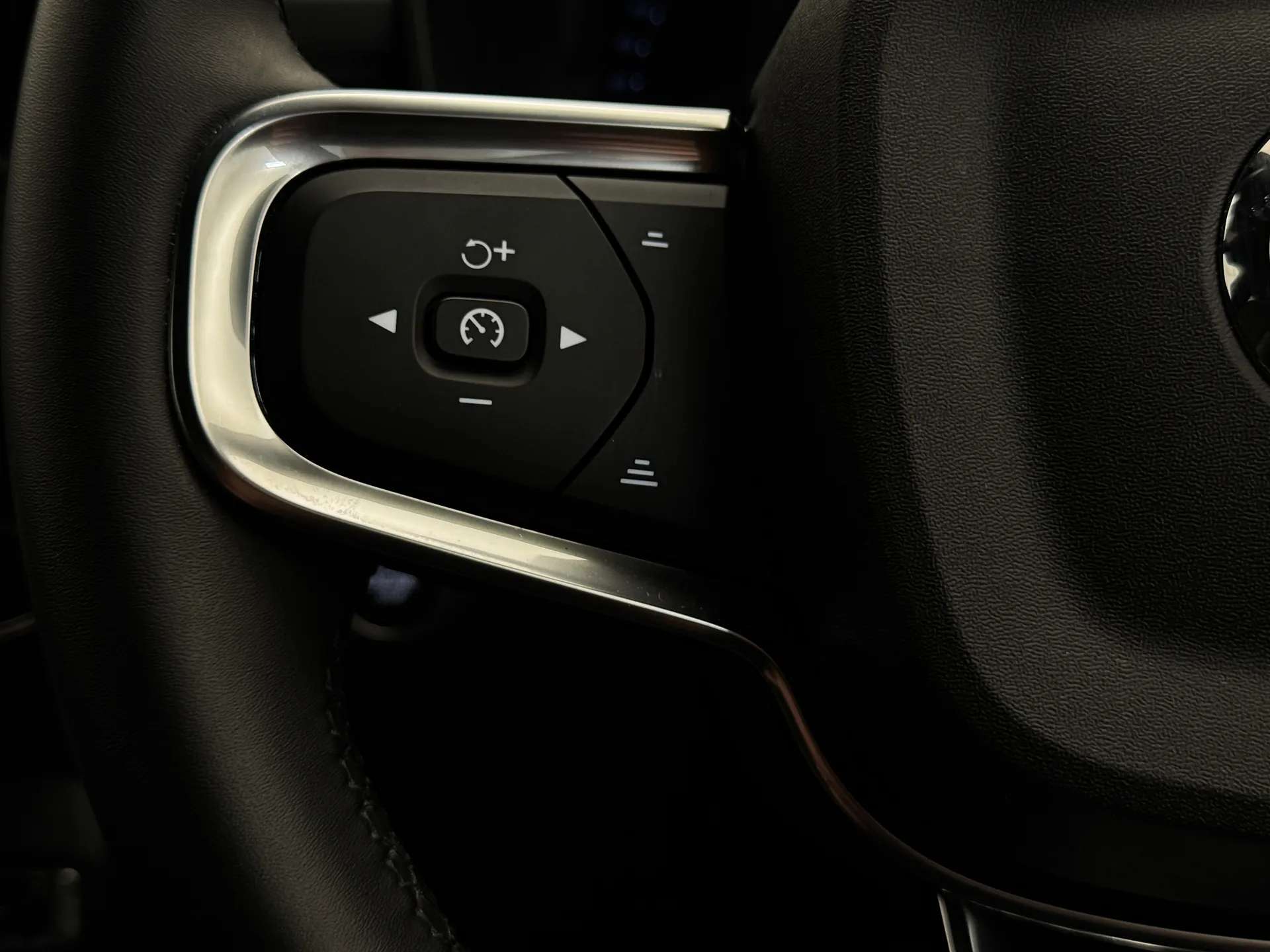 2025 VOLVO XC40 2025 VOLVO XC40