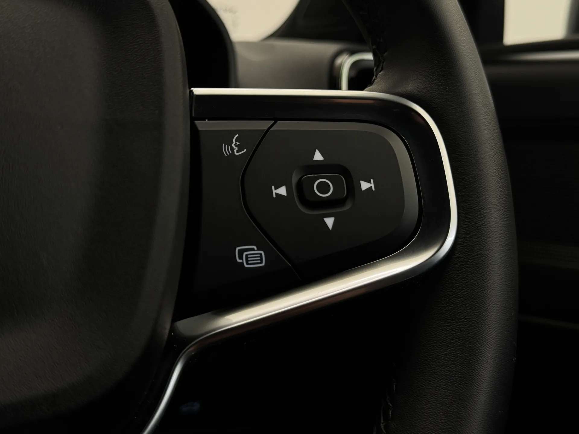 2025 VOLVO XC40 2025 VOLVO XC40