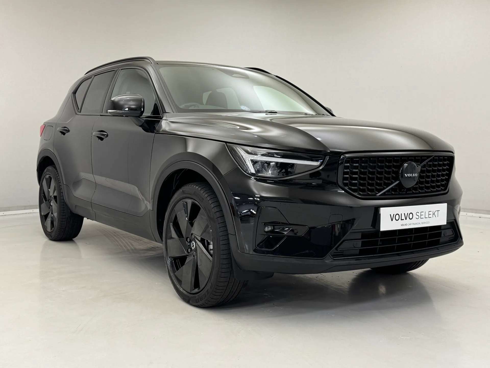 A 2025 VOLVO XC40 2.0 B3P Plus Black Edition 5dr Auto A 2025 VOLVO XC40 2.0 B3P Plus Black Edition 5dr Auto