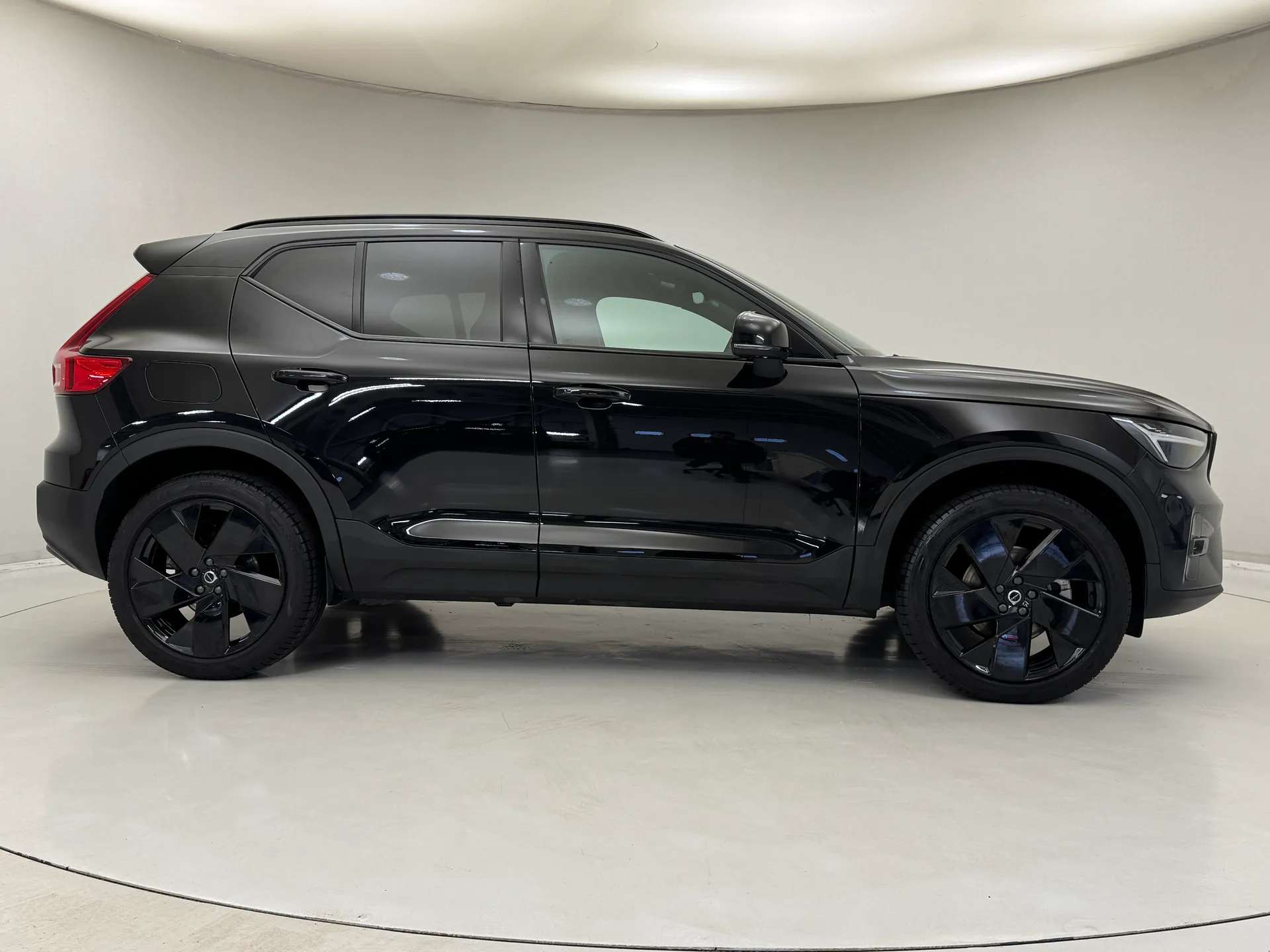 2025 VOLVO XC40 2025 VOLVO XC40