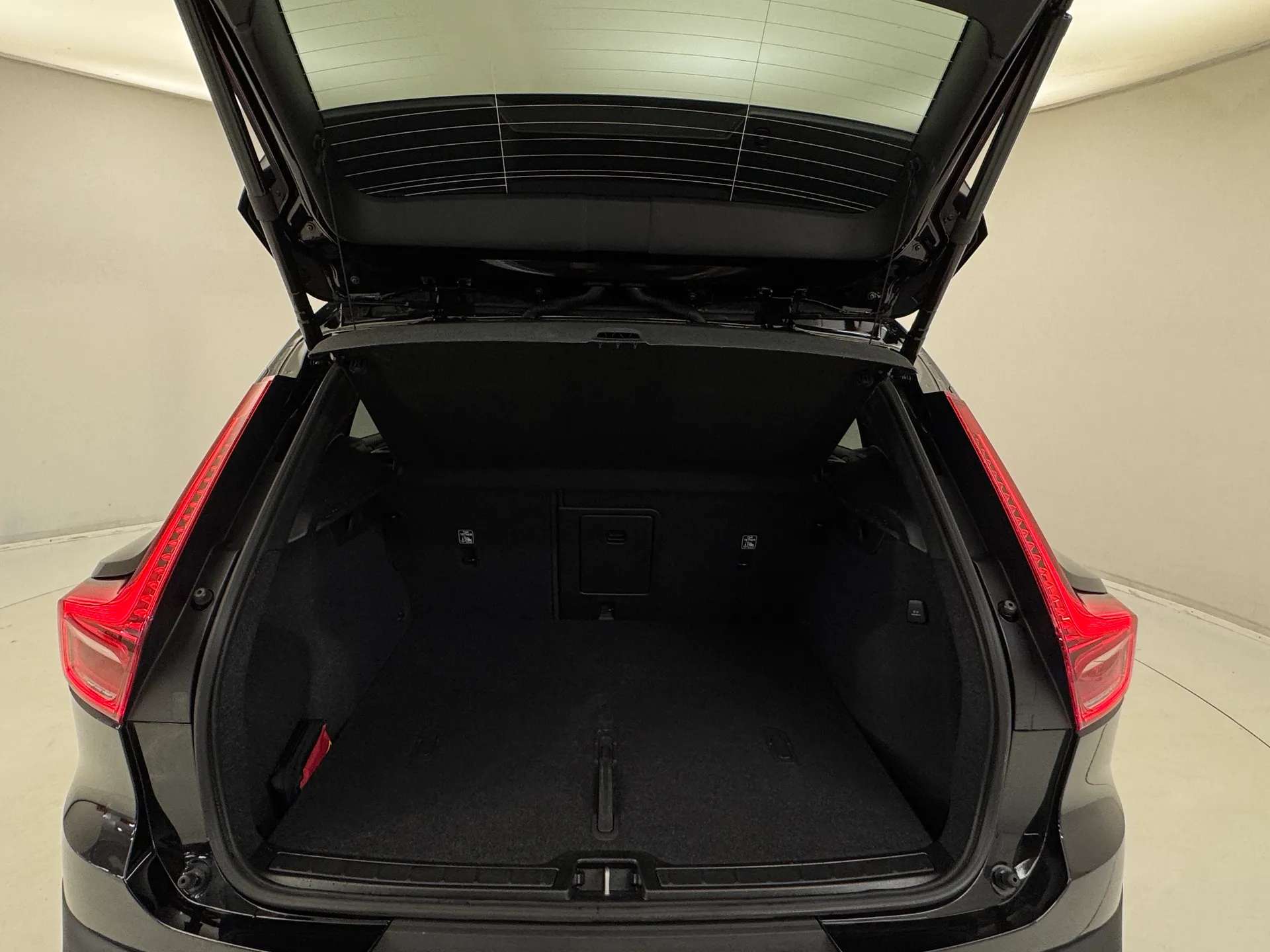 2025 VOLVO XC40 2025 VOLVO XC40