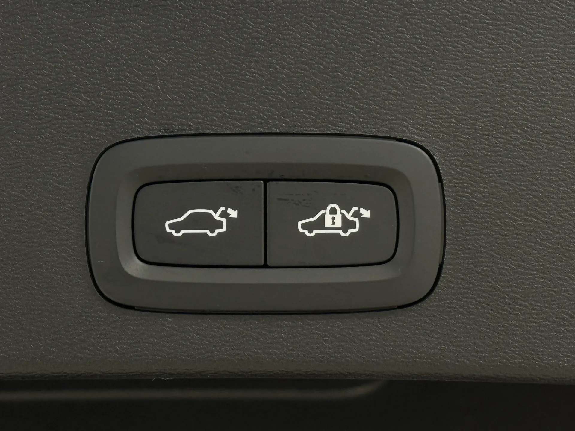 2025 VOLVO XC40 2025 VOLVO XC40