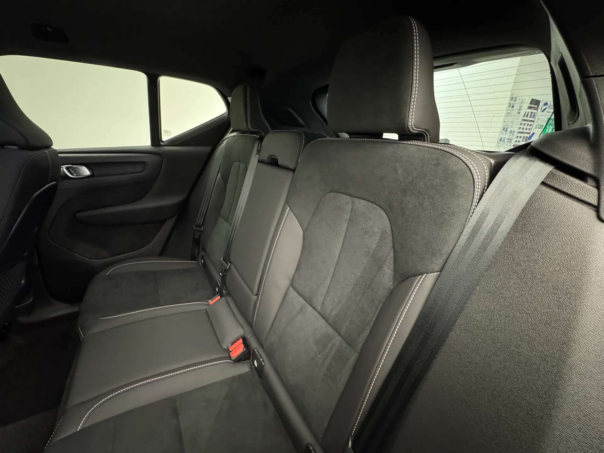 2025 VOLVO XC40 2025 VOLVO XC40