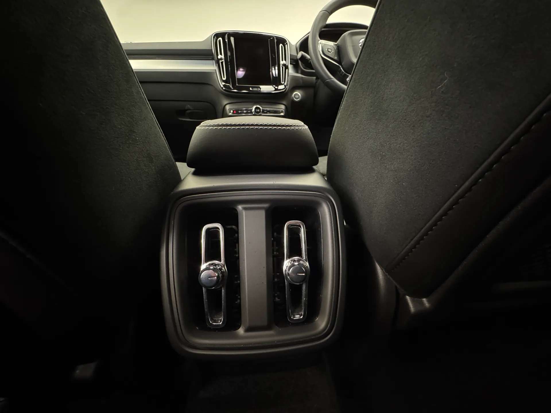 2025 VOLVO XC40 2025 VOLVO XC40