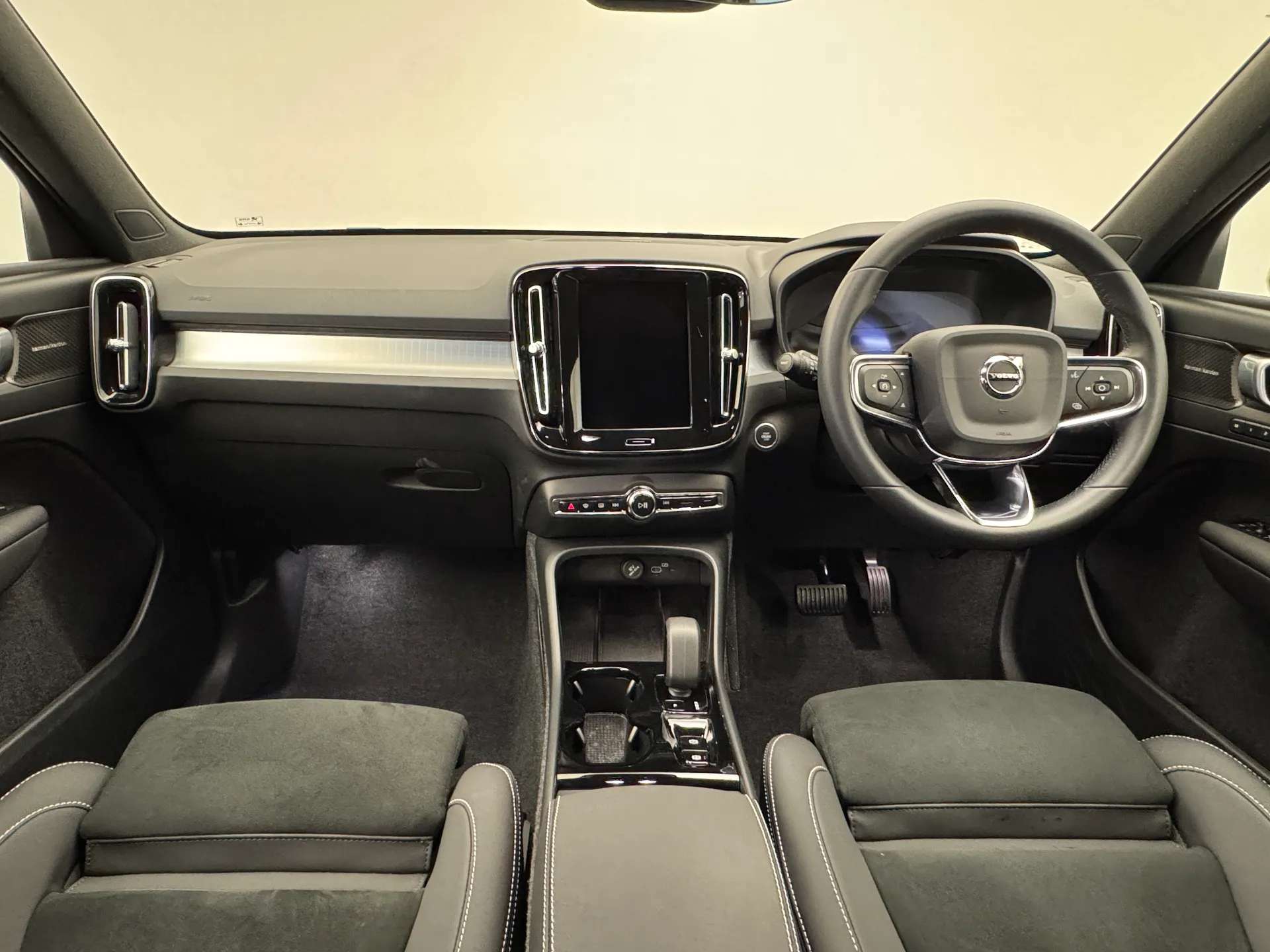 2025 VOLVO XC40 2025 VOLVO XC40