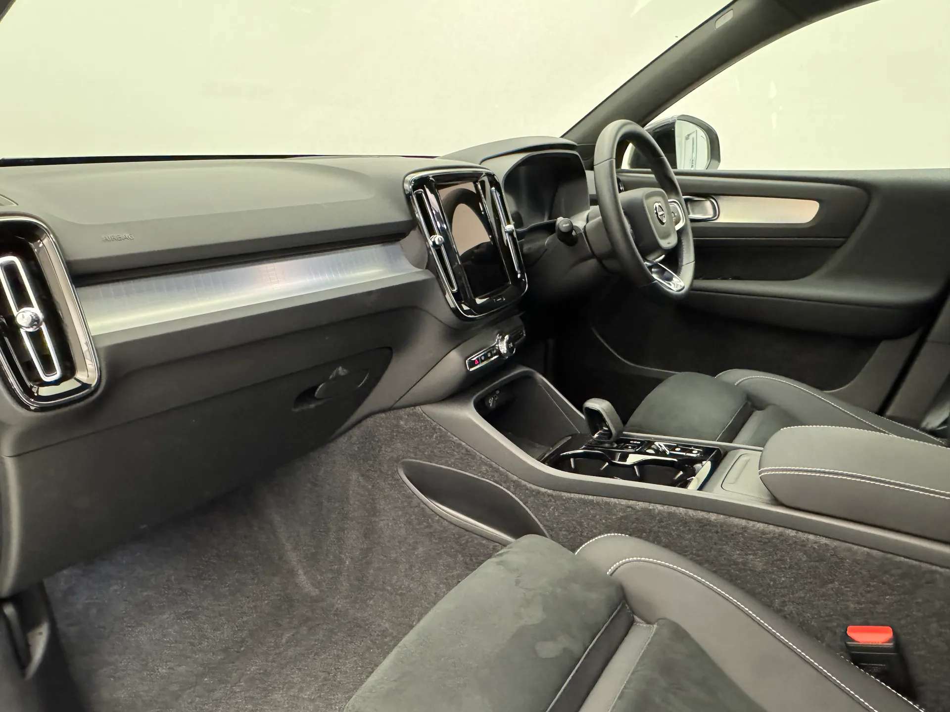 2025 VOLVO XC40 2025 VOLVO XC40