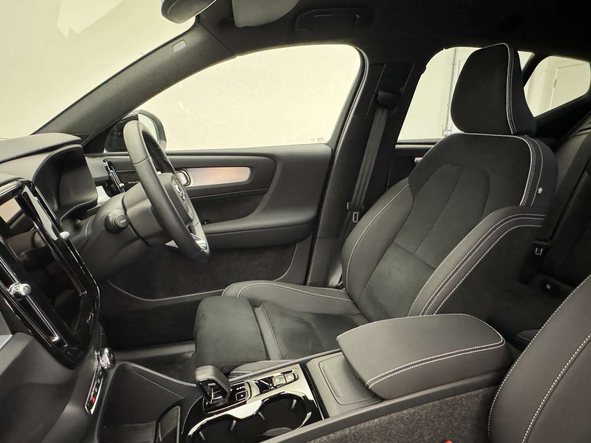 2025 VOLVO XC40 2025 VOLVO XC40