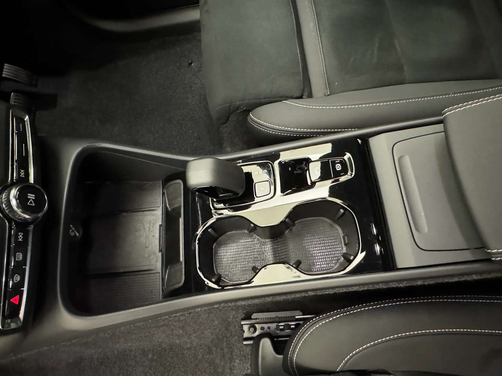 2025 VOLVO XC40 2025 VOLVO XC40