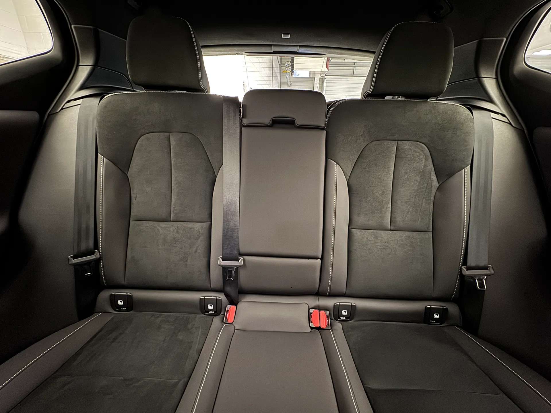 2025 VOLVO XC40 2025 VOLVO XC40