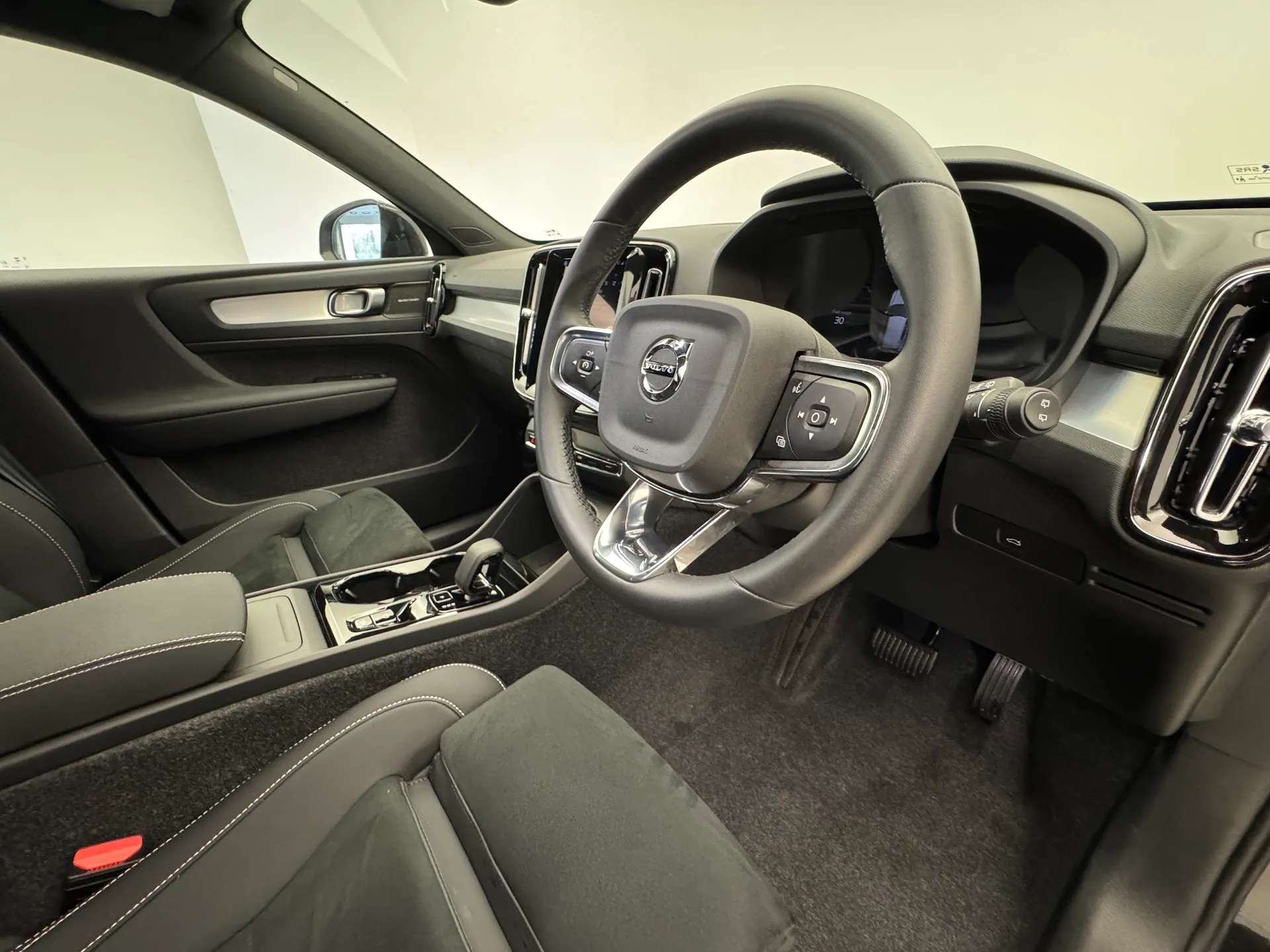 2025 VOLVO XC40 2025 VOLVO XC40