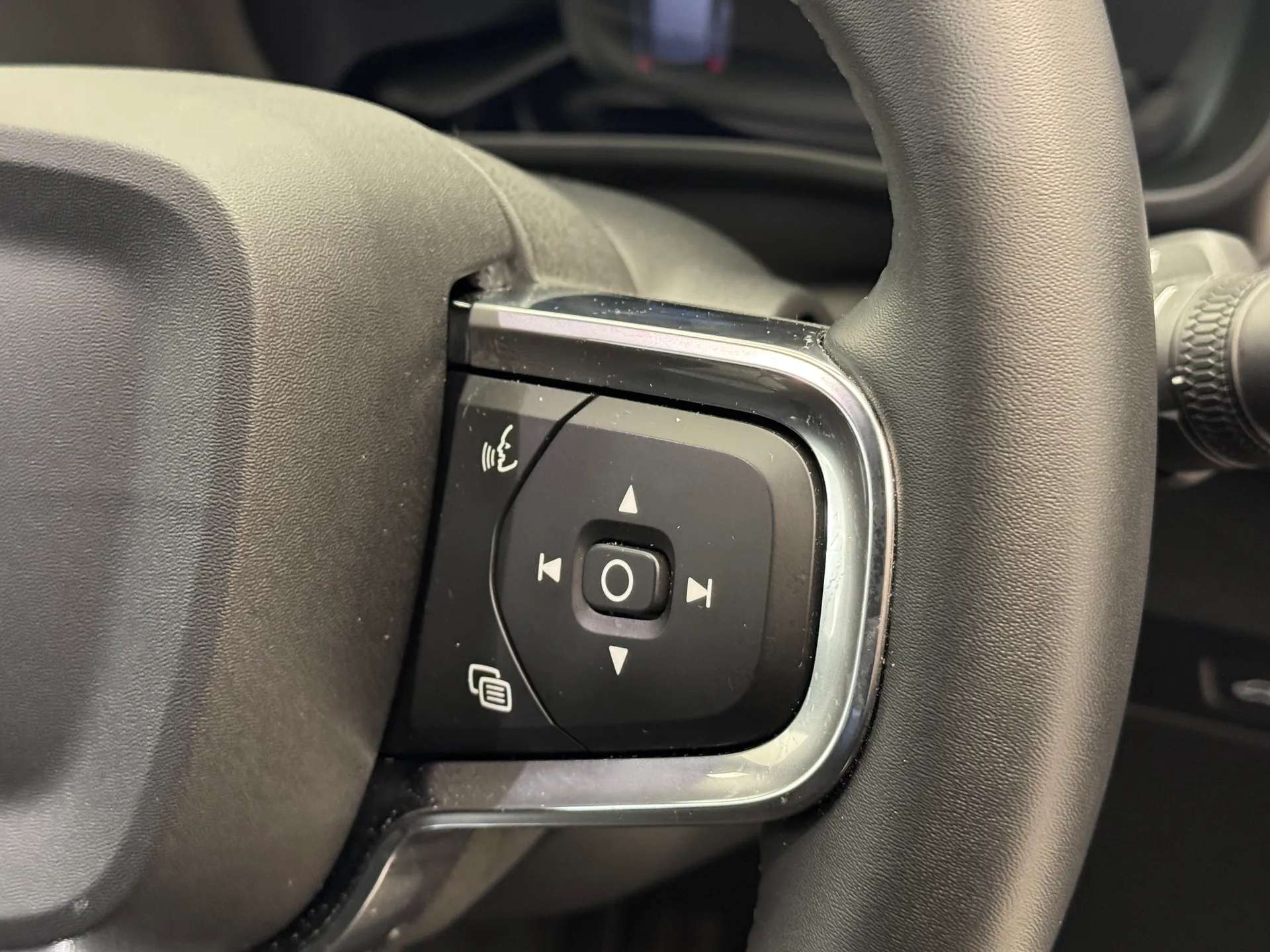 2025 VOLVO XC40 2025 VOLVO XC40