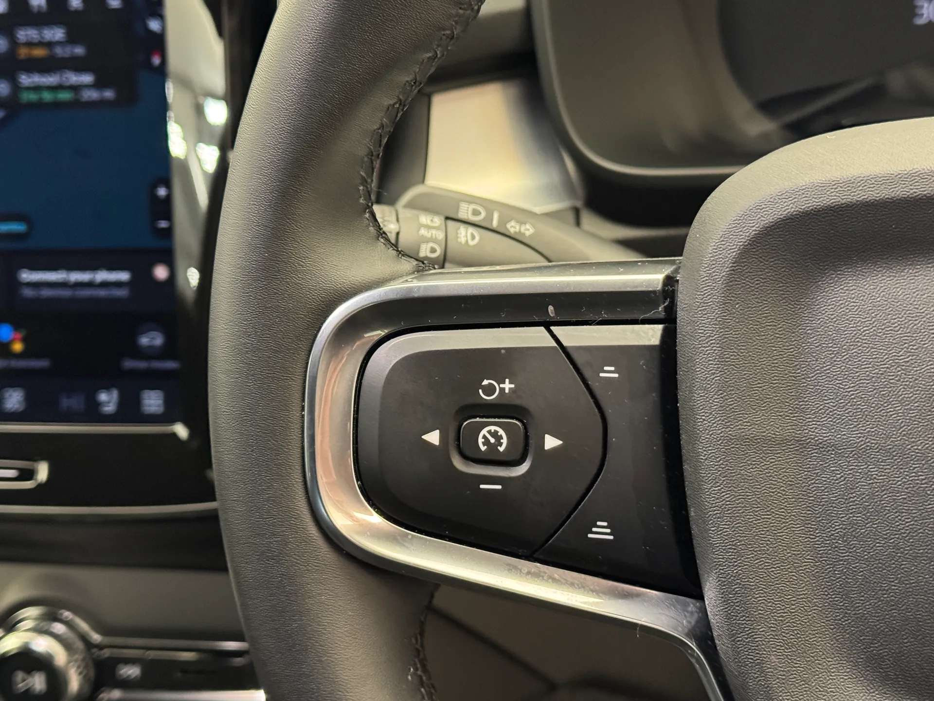 2025 VOLVO XC40 2025 VOLVO XC40