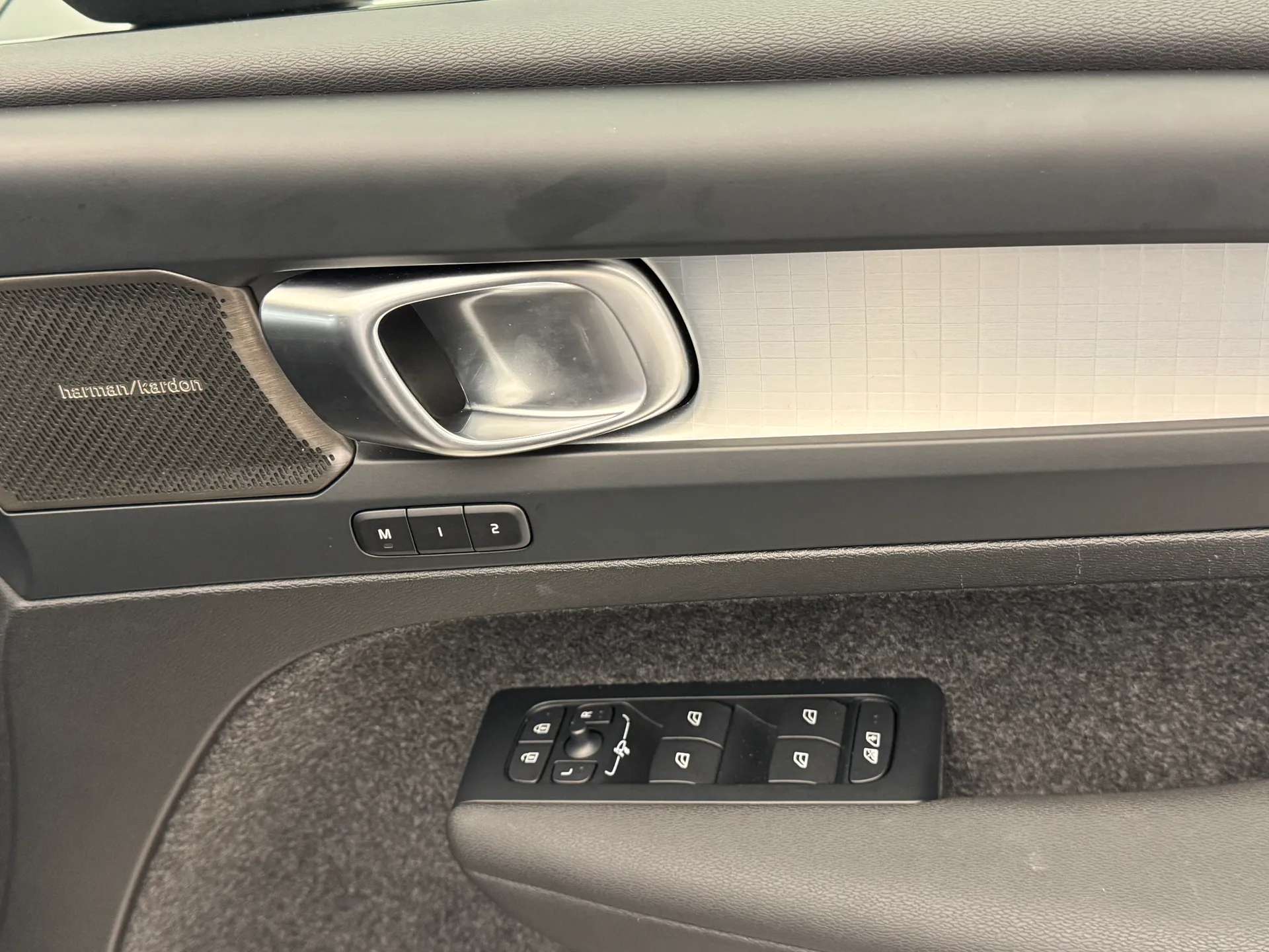 2025 VOLVO XC40 2025 VOLVO XC40