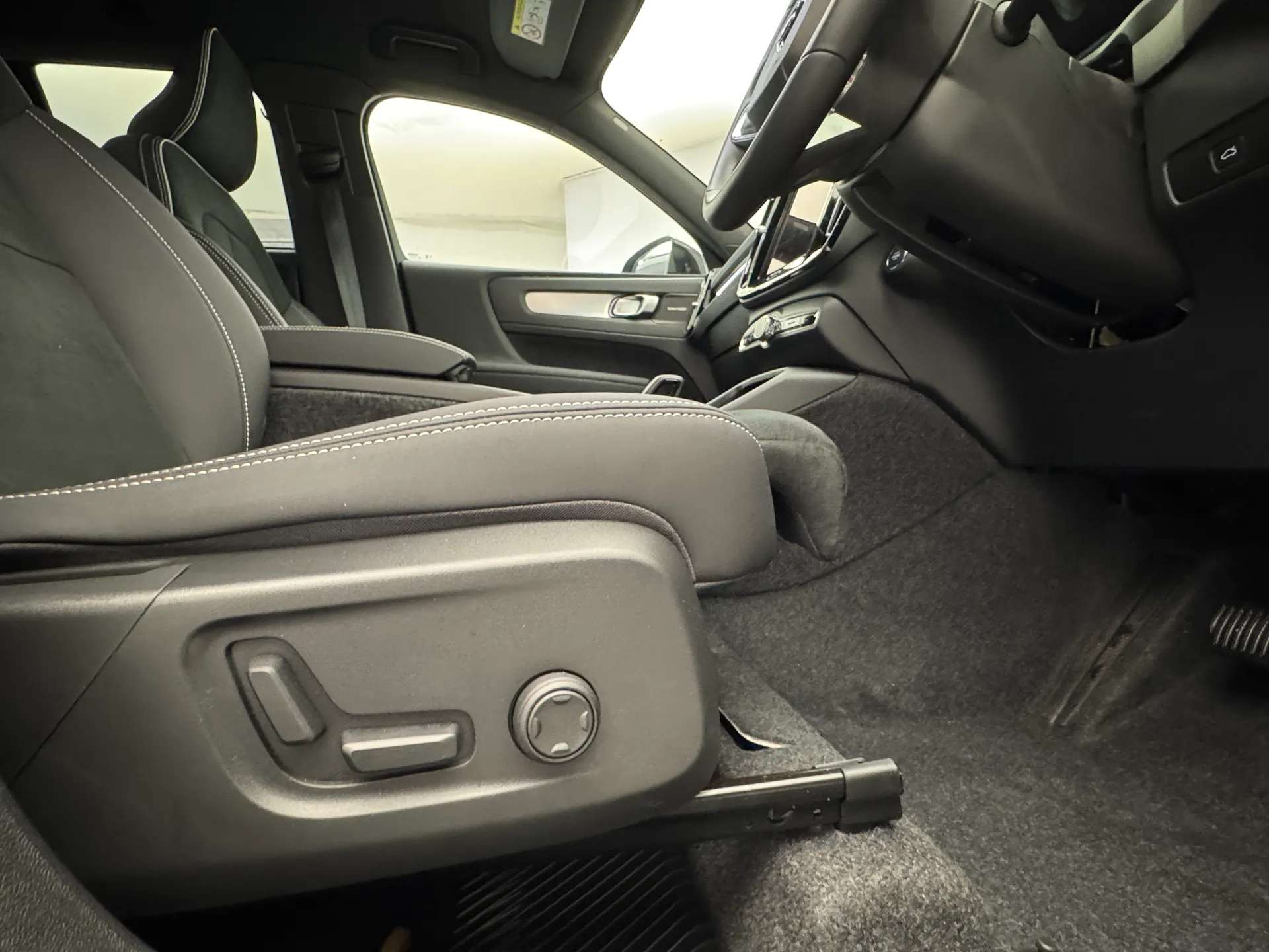 2025 VOLVO XC40 2025 VOLVO XC40