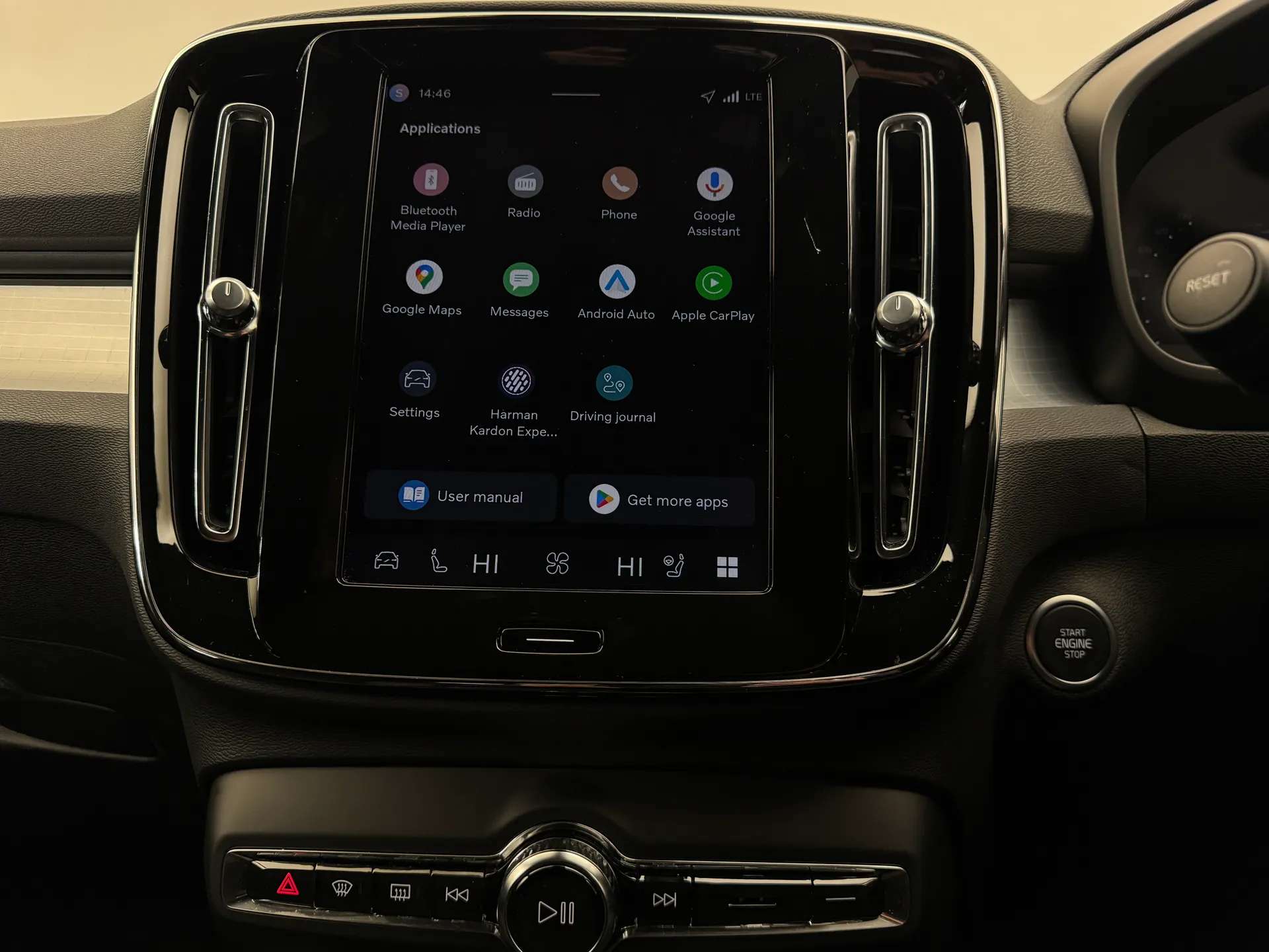 2025 VOLVO XC40 2025 VOLVO XC40