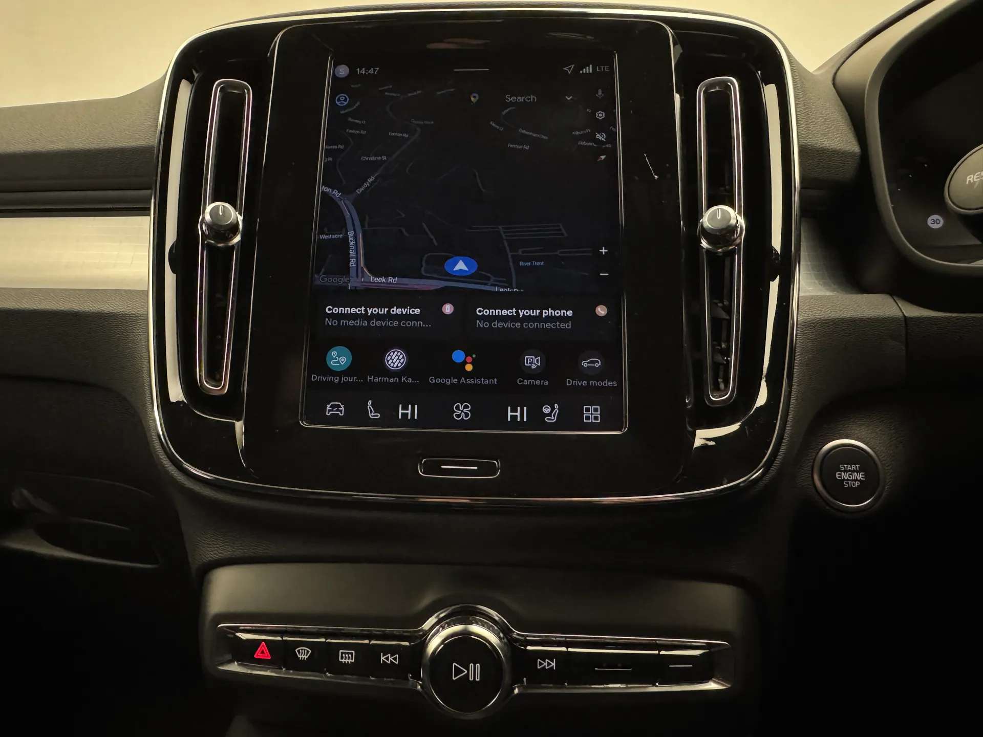 2025 VOLVO XC40 2025 VOLVO XC40