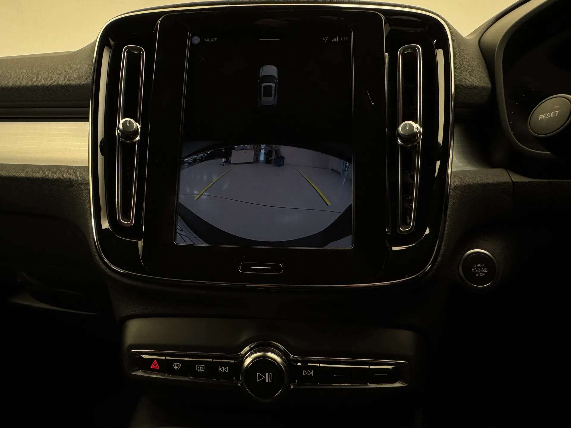 2025 VOLVO XC40 2025 VOLVO XC40