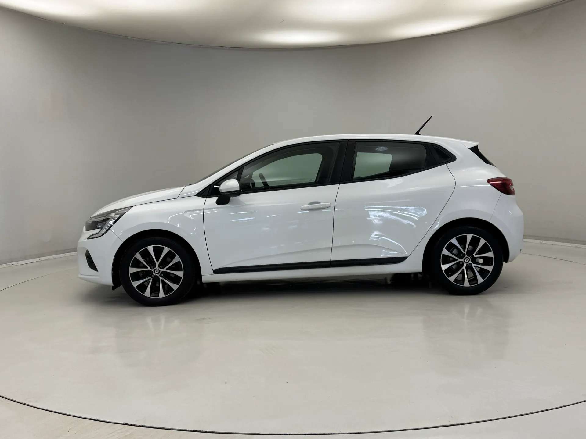A 2022 RENAULT CLIO 1.6 E-TECH Hybrid 140 Iconic Edition 5dr Auto A 2022 RENAULT CLIO 1.6 E-TECH Hybrid 140 Iconic Edition 5dr Auto