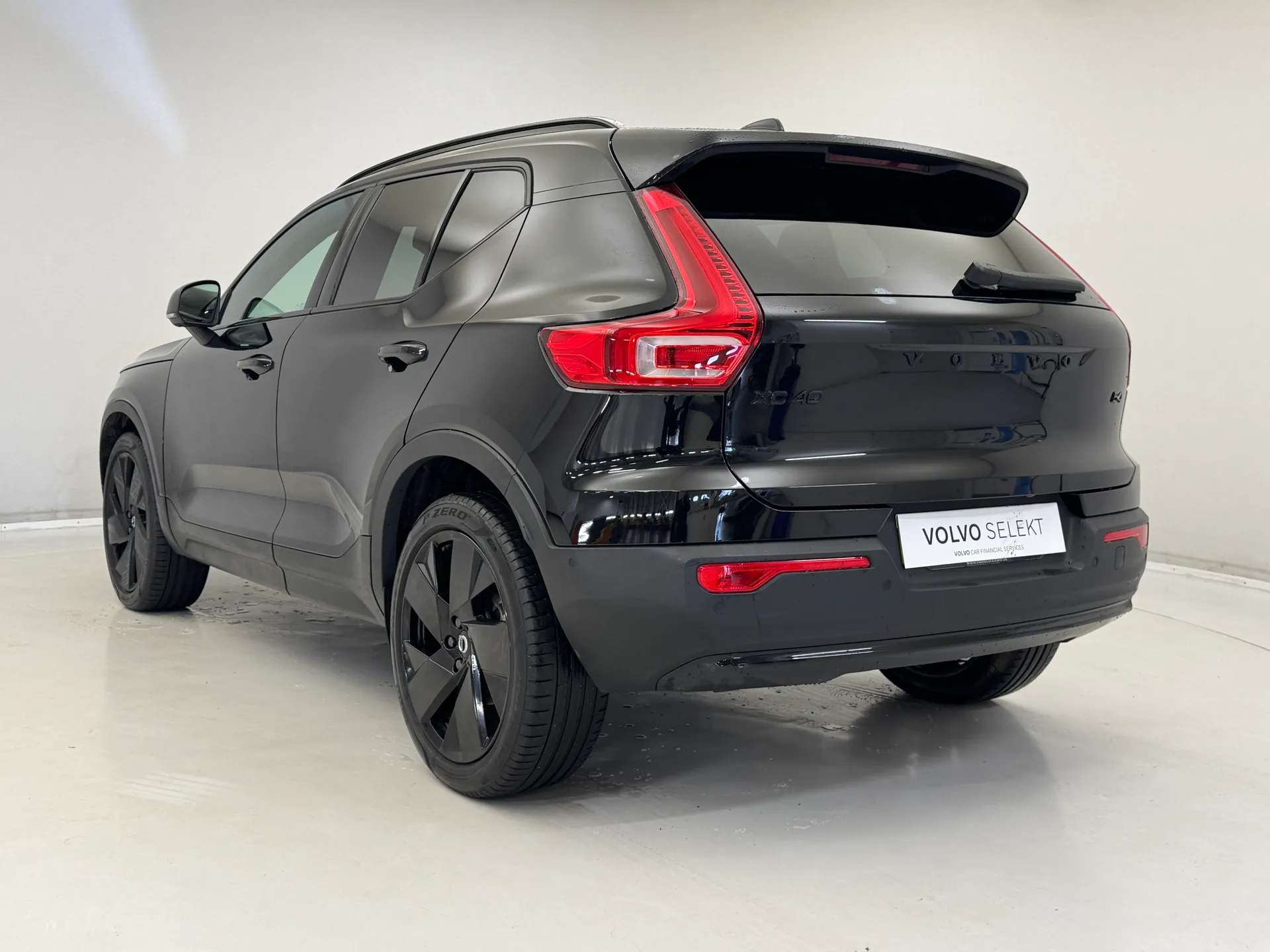 2025 VOLVO XC40 2025 VOLVO XC40