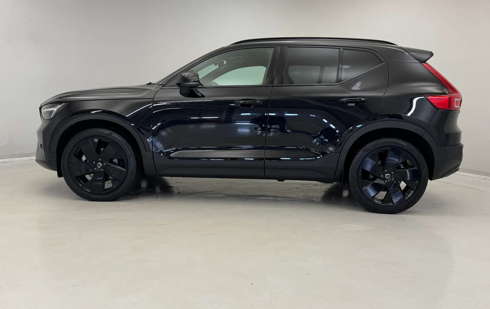 A 2025 VOLVO XC40 2.0 B4P Ultra Black Edition 5dr Auto A 2025 VOLVO XC40 2.0 B4P Ultra Black Edition 5dr Auto