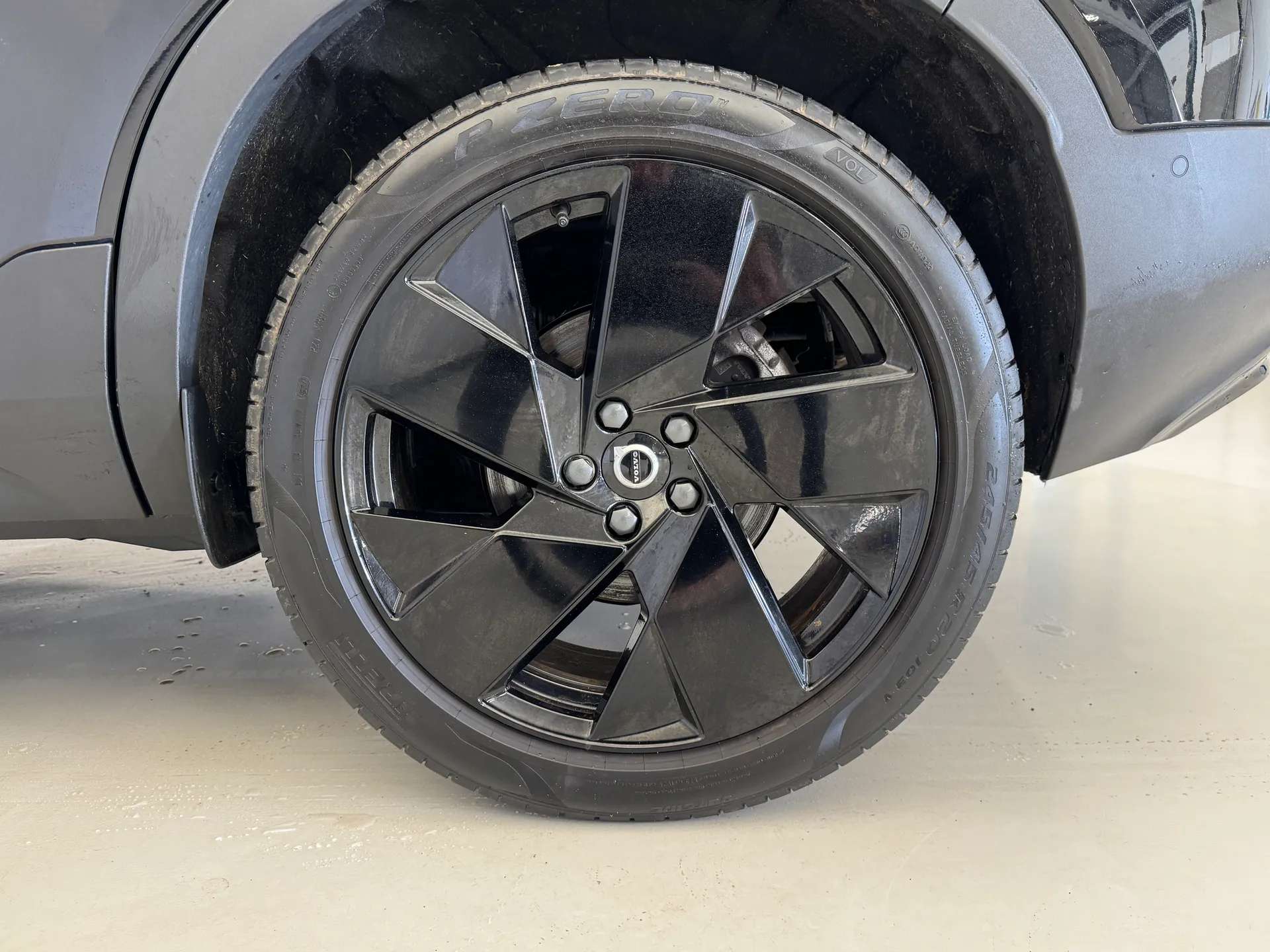 2025 VOLVO XC40 2025 VOLVO XC40