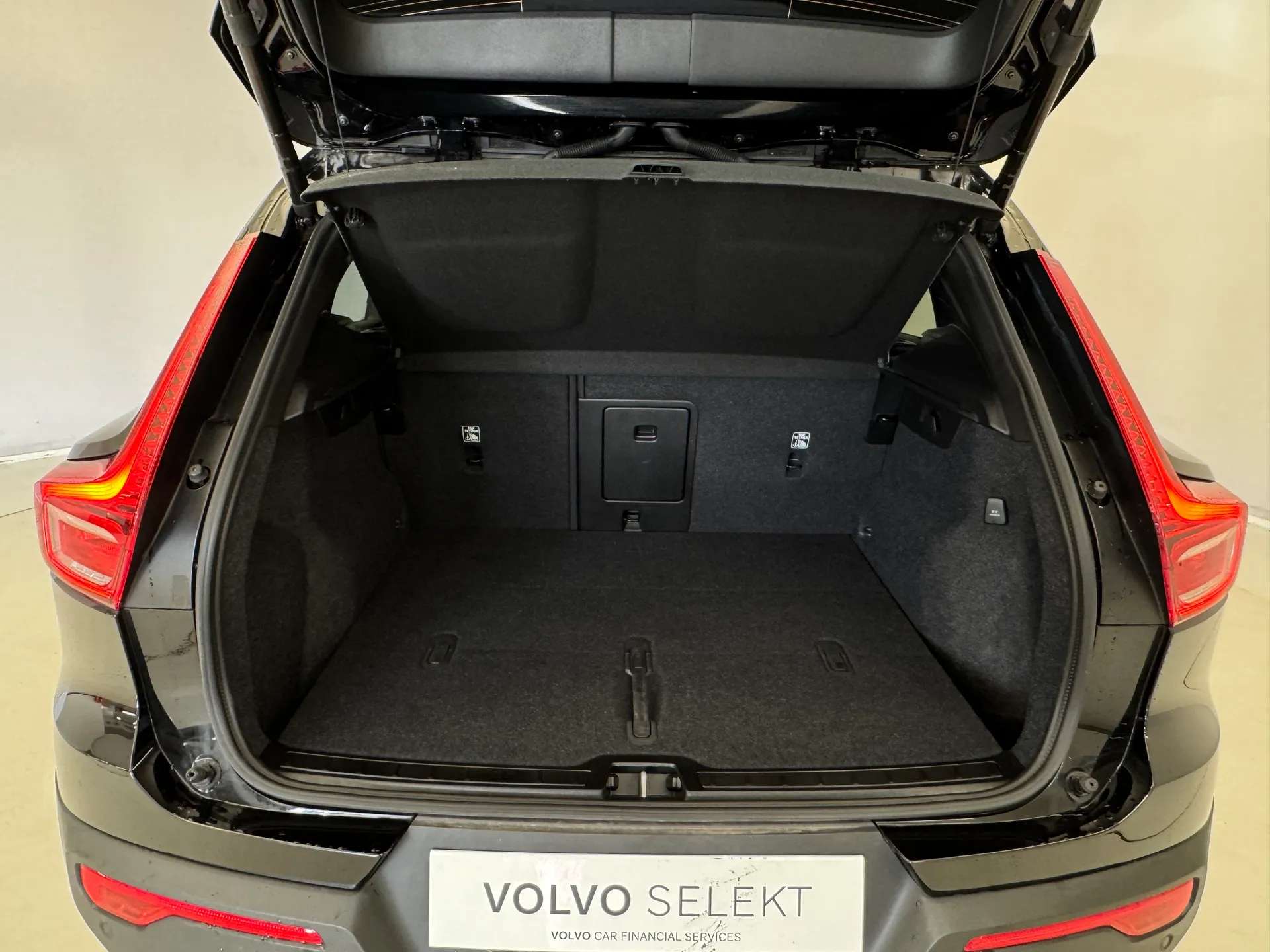 2025 VOLVO XC40 2025 VOLVO XC40