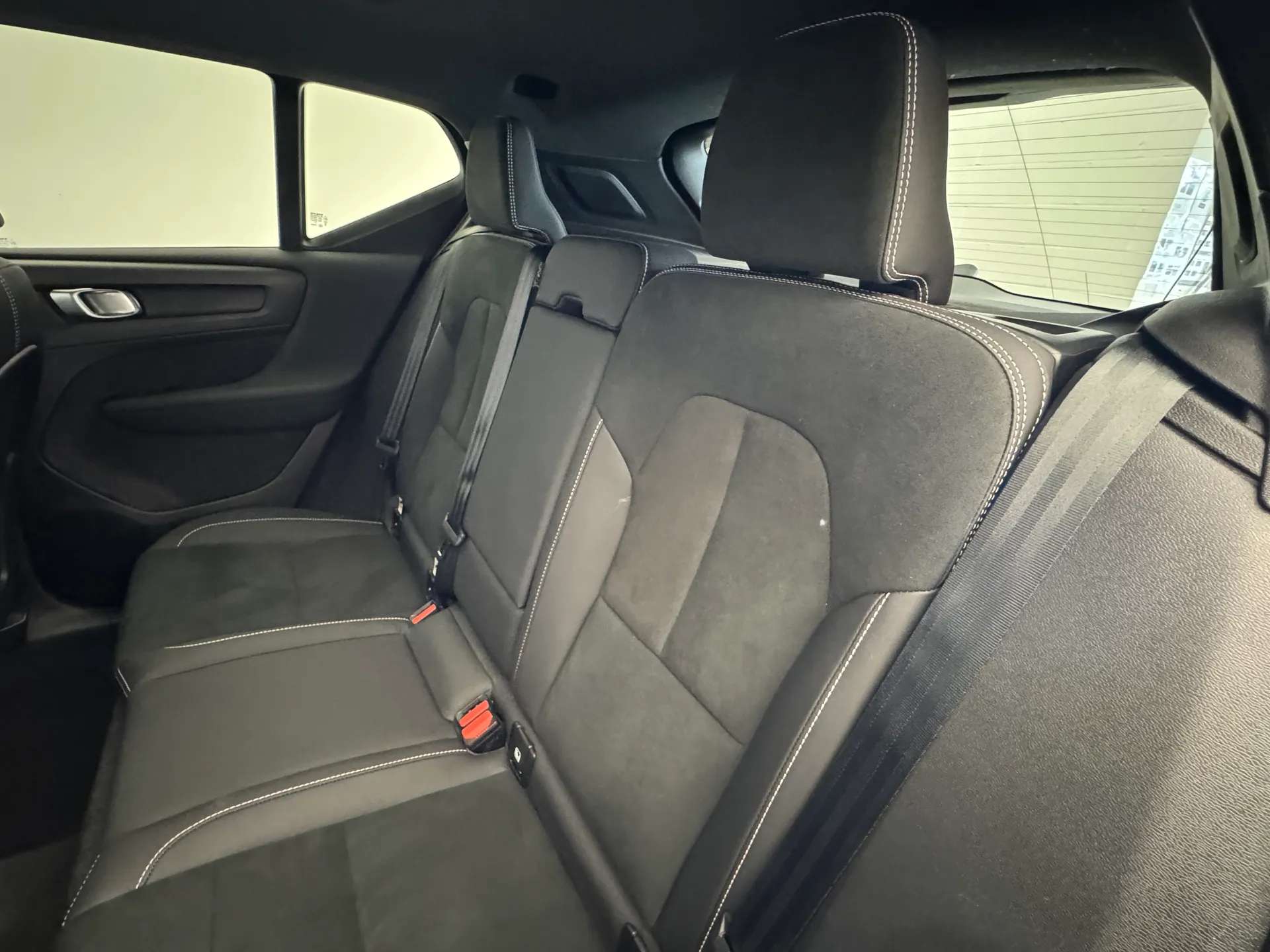 2025 VOLVO XC40 2025 VOLVO XC40