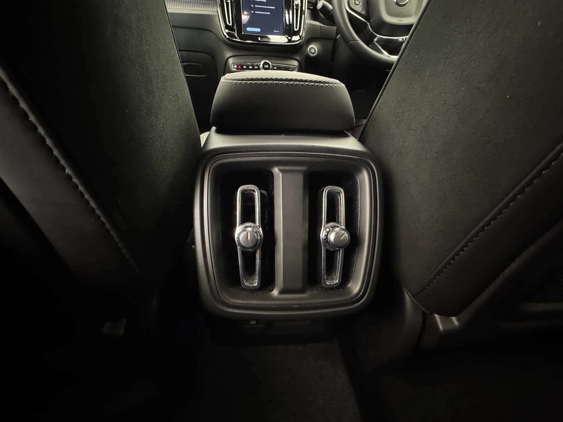 2025 VOLVO XC40 2025 VOLVO XC40