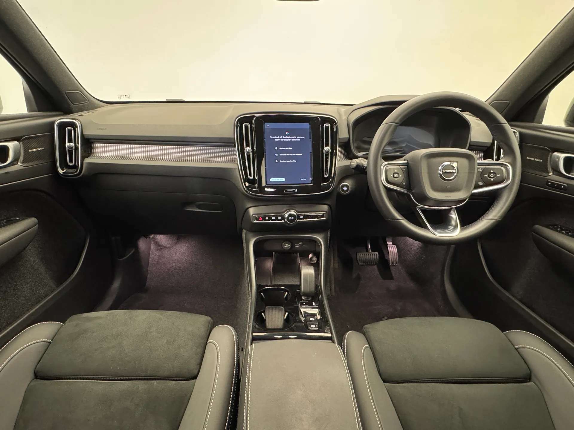 2025 VOLVO XC40 2025 VOLVO XC40