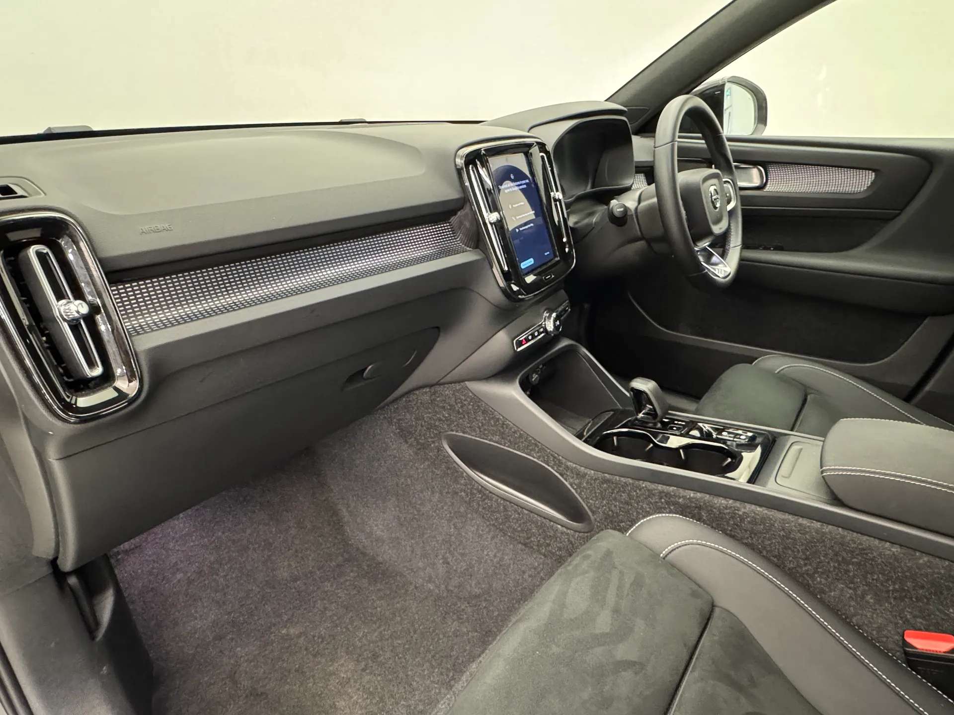 2025 VOLVO XC40 2025 VOLVO XC40