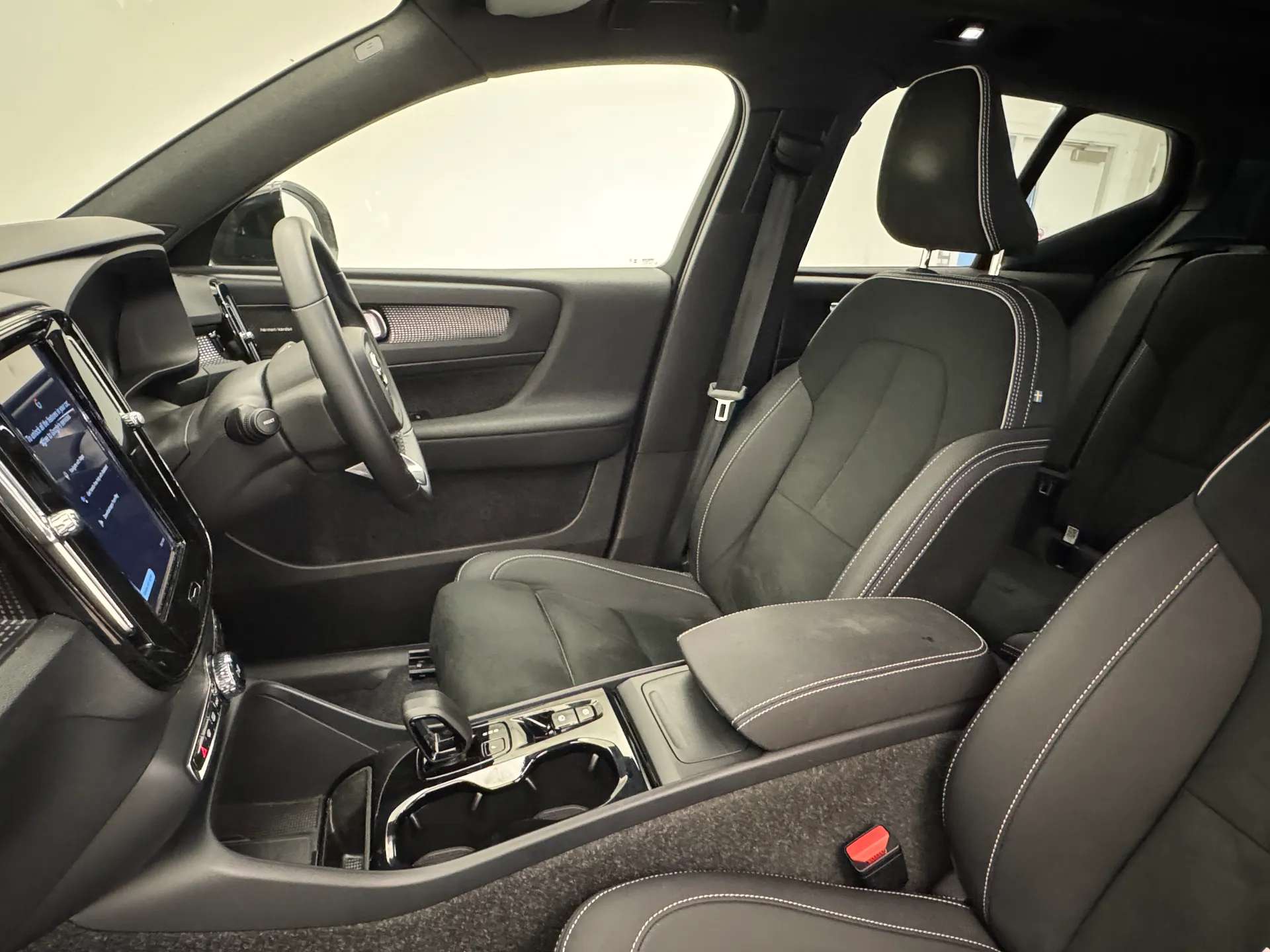 2025 VOLVO XC40 2025 VOLVO XC40