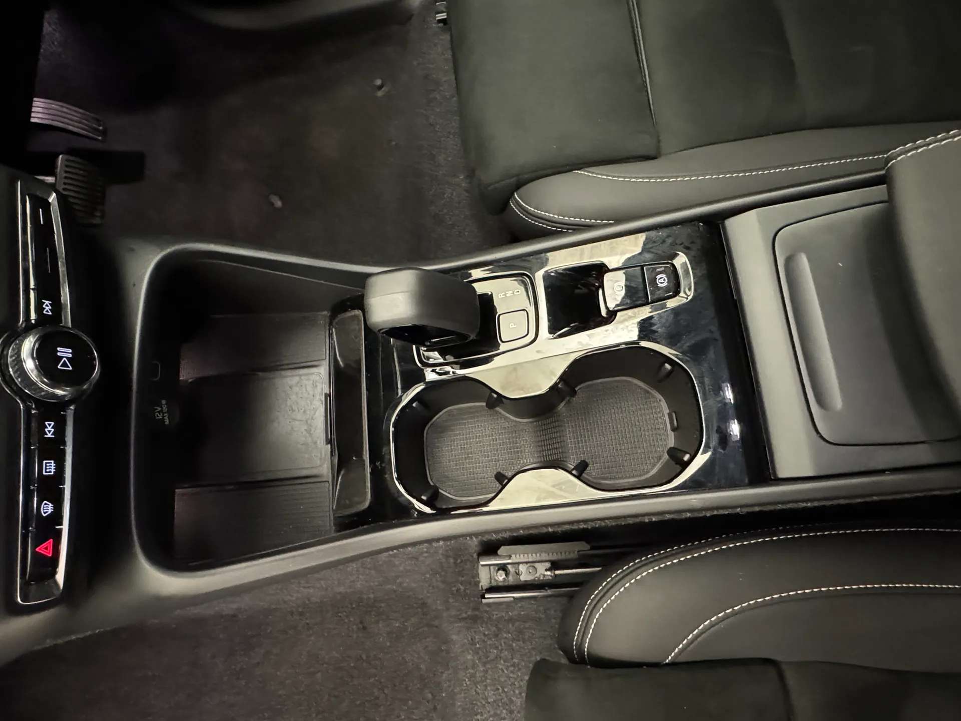 2025 VOLVO XC40 2025 VOLVO XC40