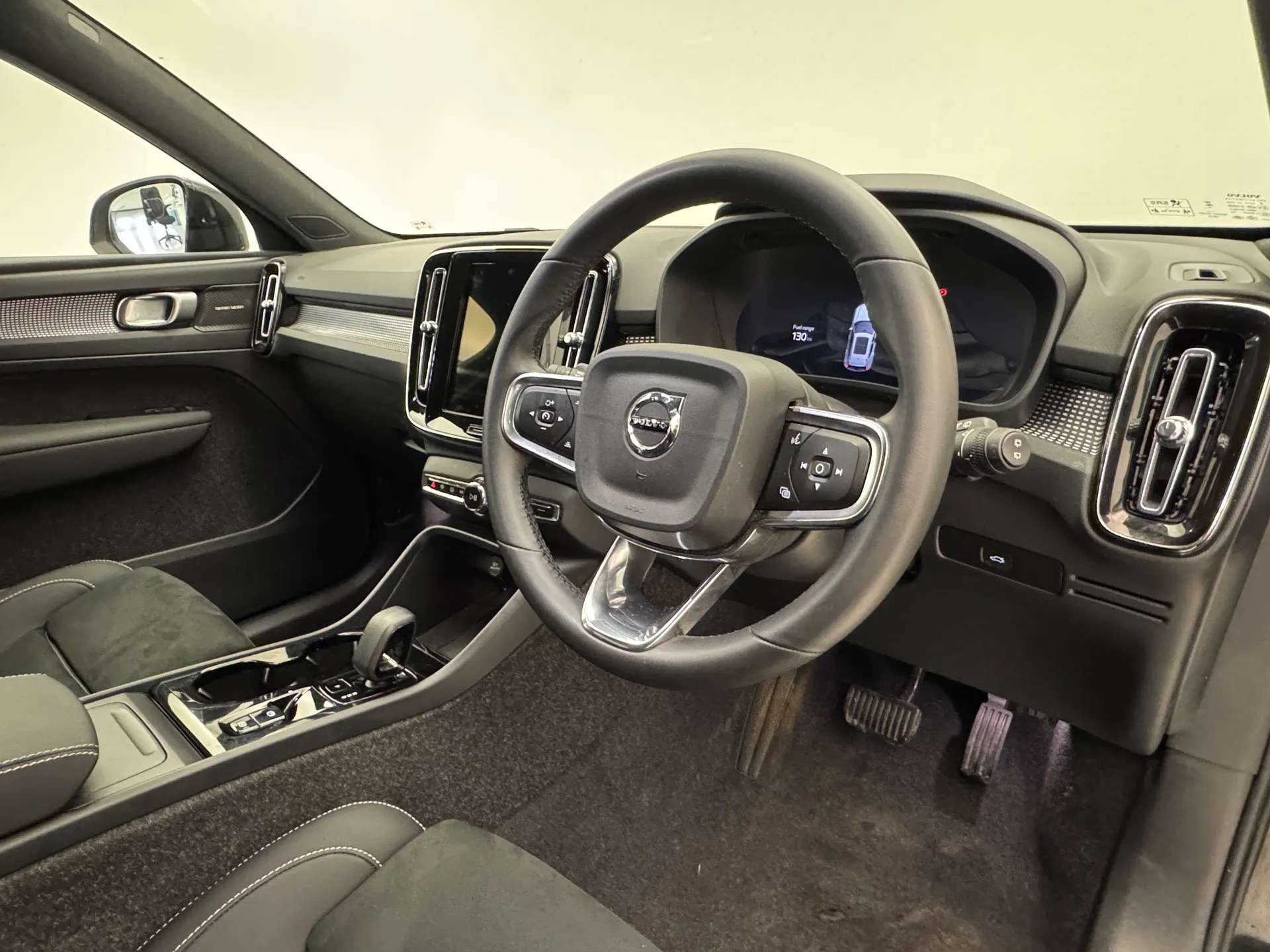 2025 VOLVO XC40 2025 VOLVO XC40