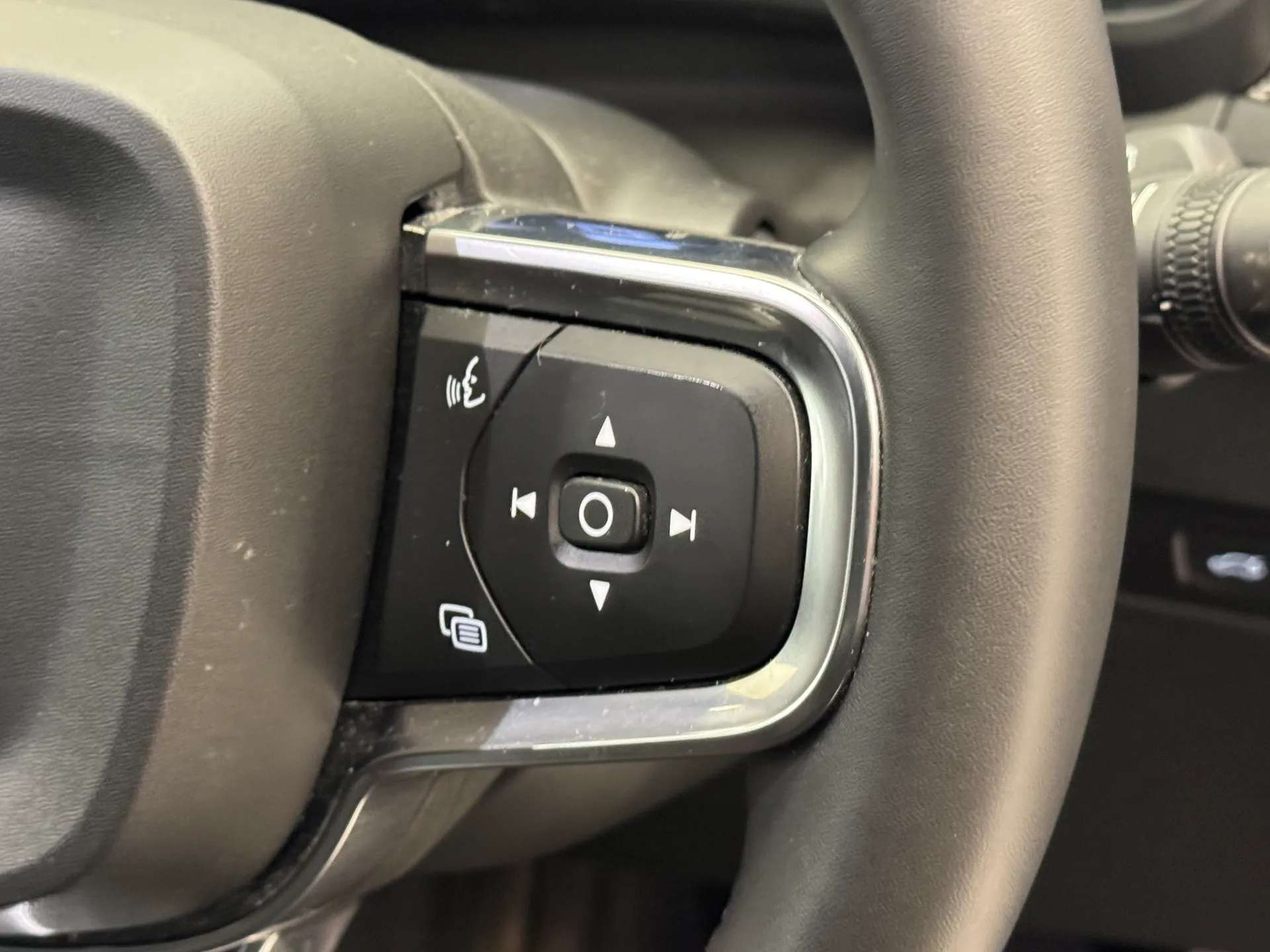 2025 VOLVO XC40 2025 VOLVO XC40