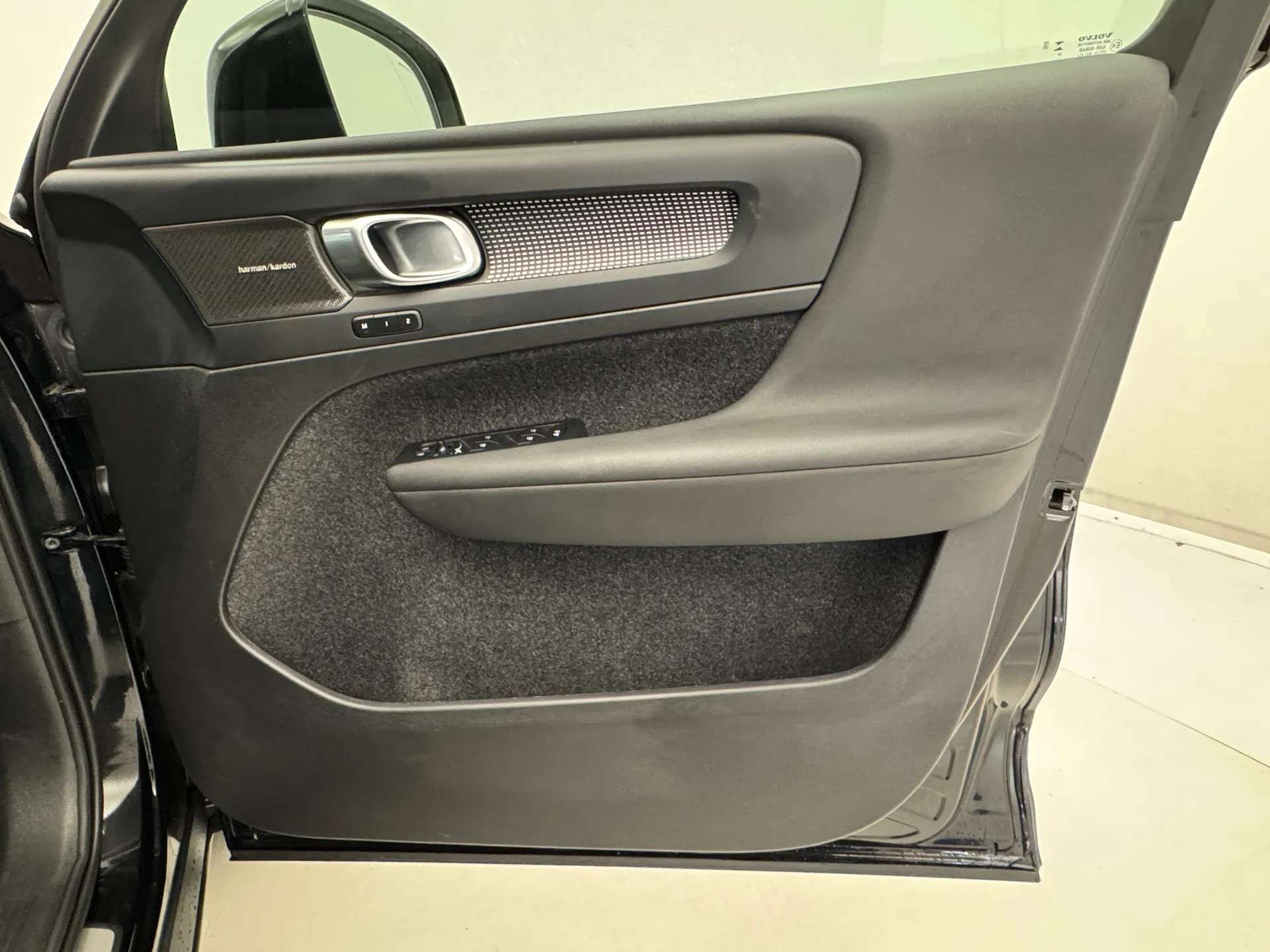 2025 VOLVO XC40 2025 VOLVO XC40