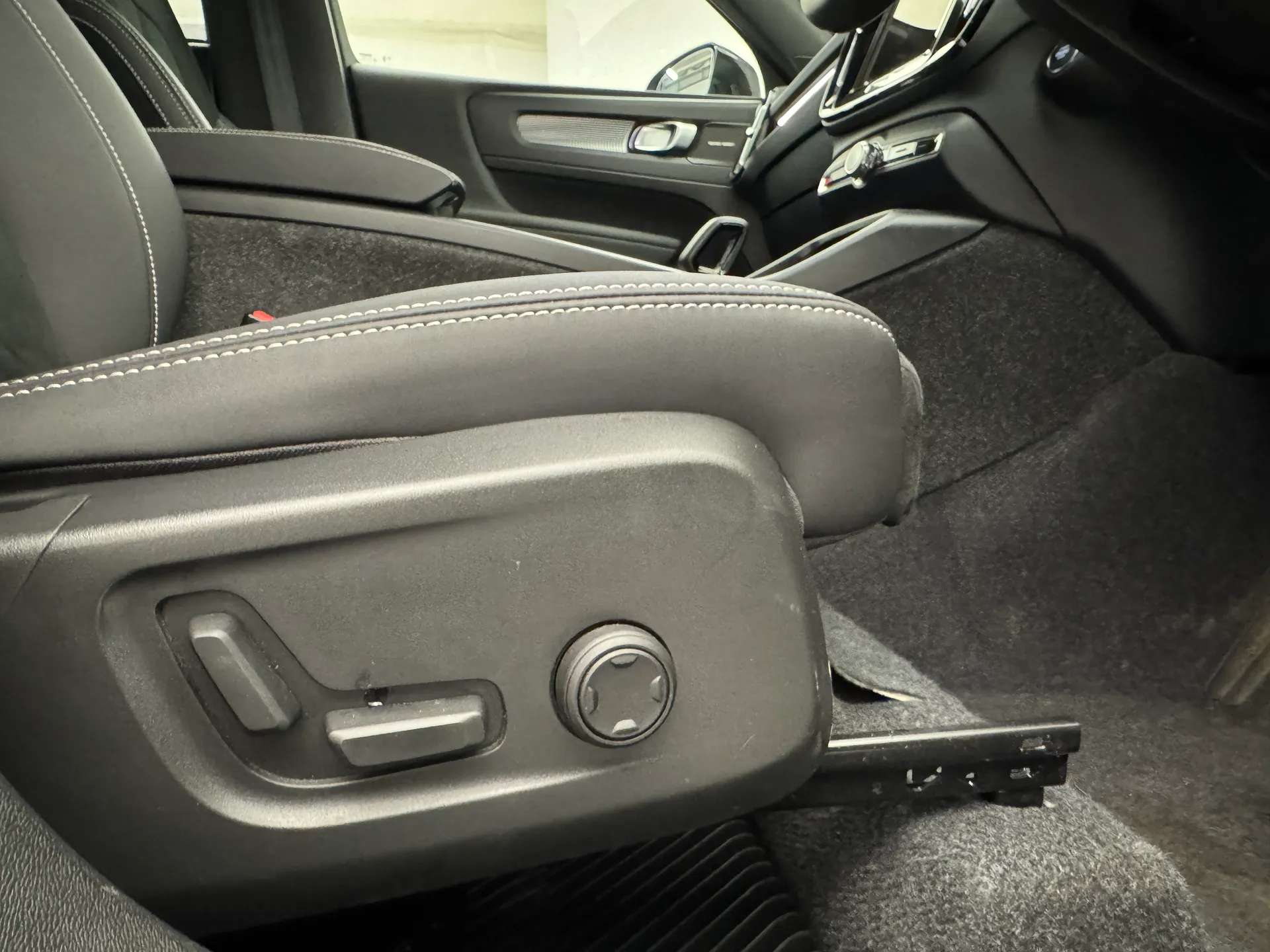 2025 VOLVO XC40 2025 VOLVO XC40