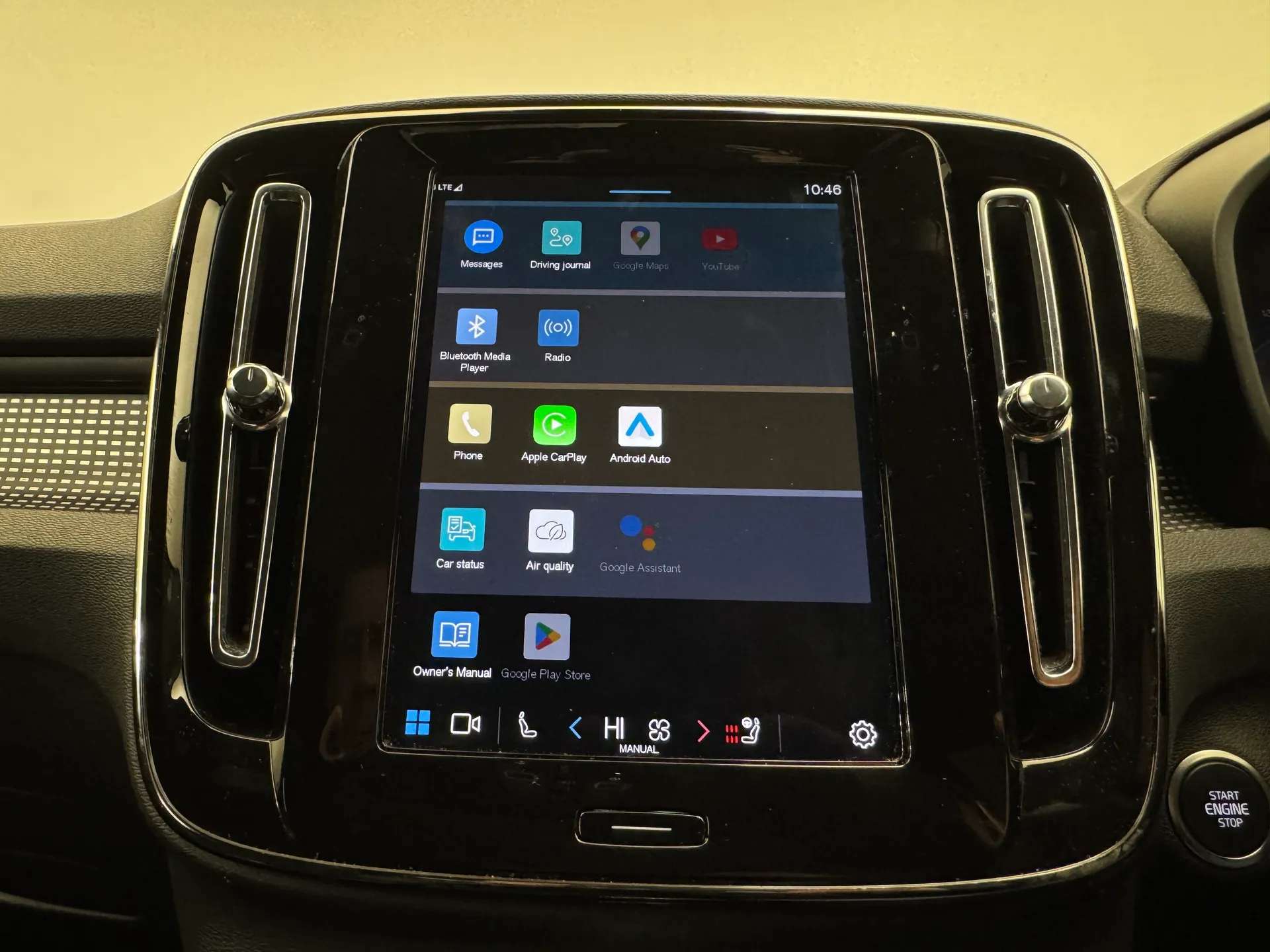 2025 VOLVO XC40 2025 VOLVO XC40