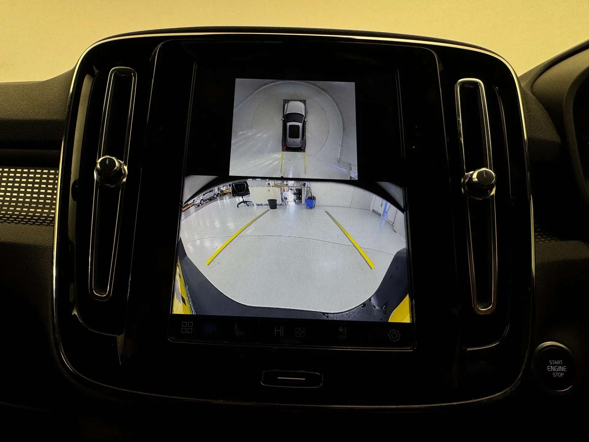 2025 VOLVO XC40 2025 VOLVO XC40