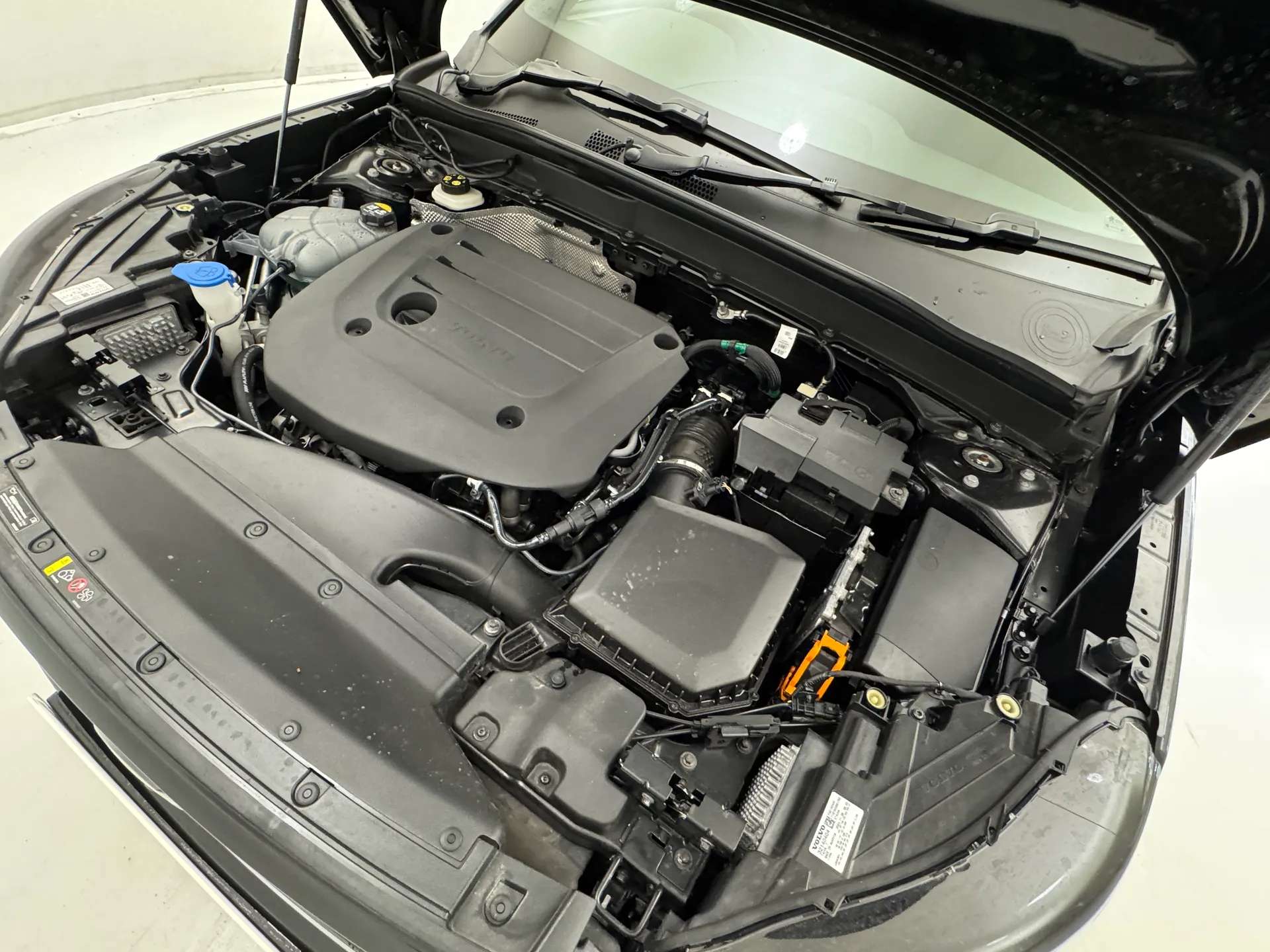 2025 VOLVO XC40 2025 VOLVO XC40