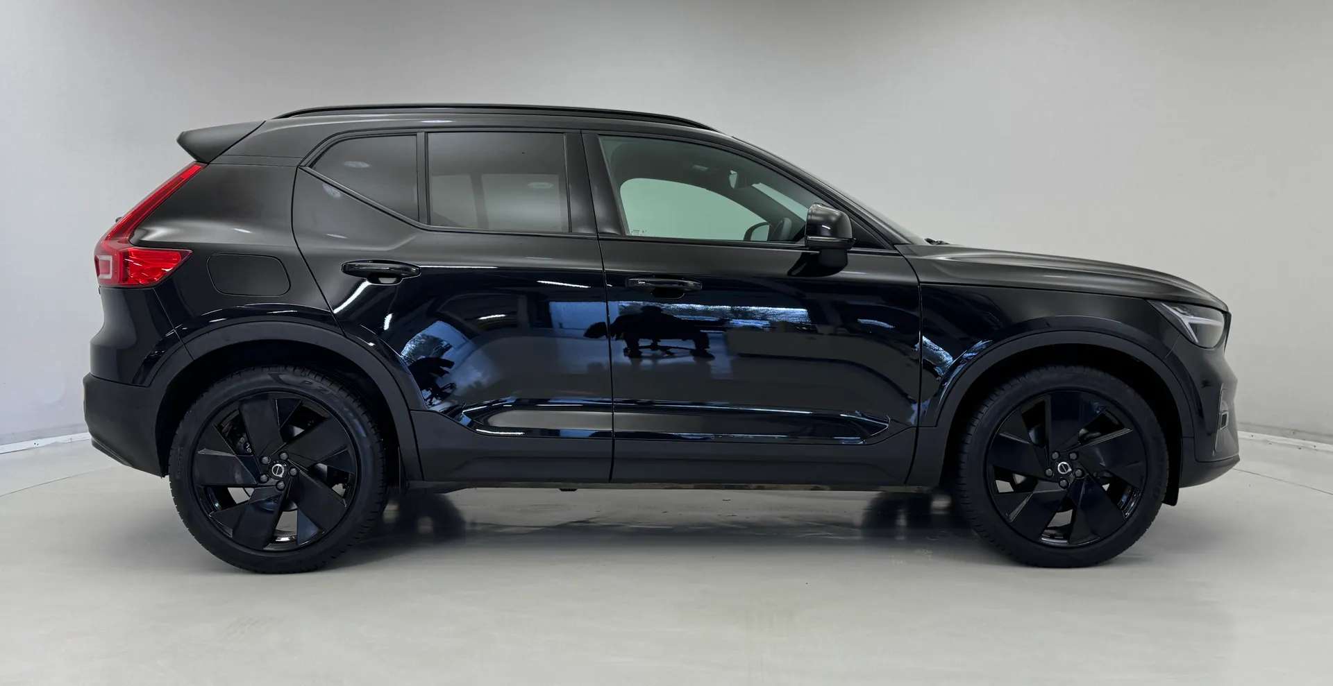 2025 VOLVO XC40 2025 VOLVO XC40