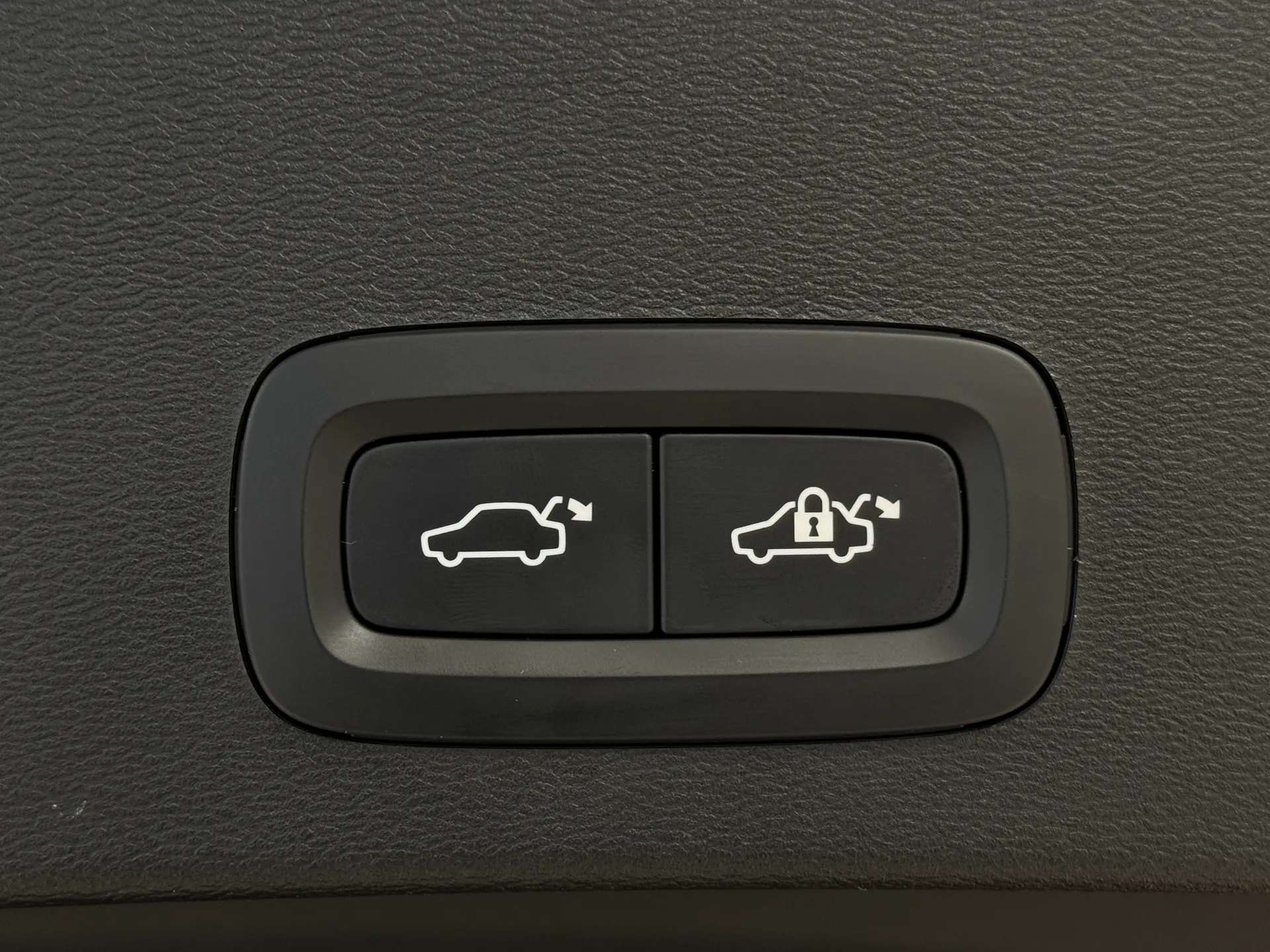 2025 VOLVO XC40 2025 VOLVO XC40